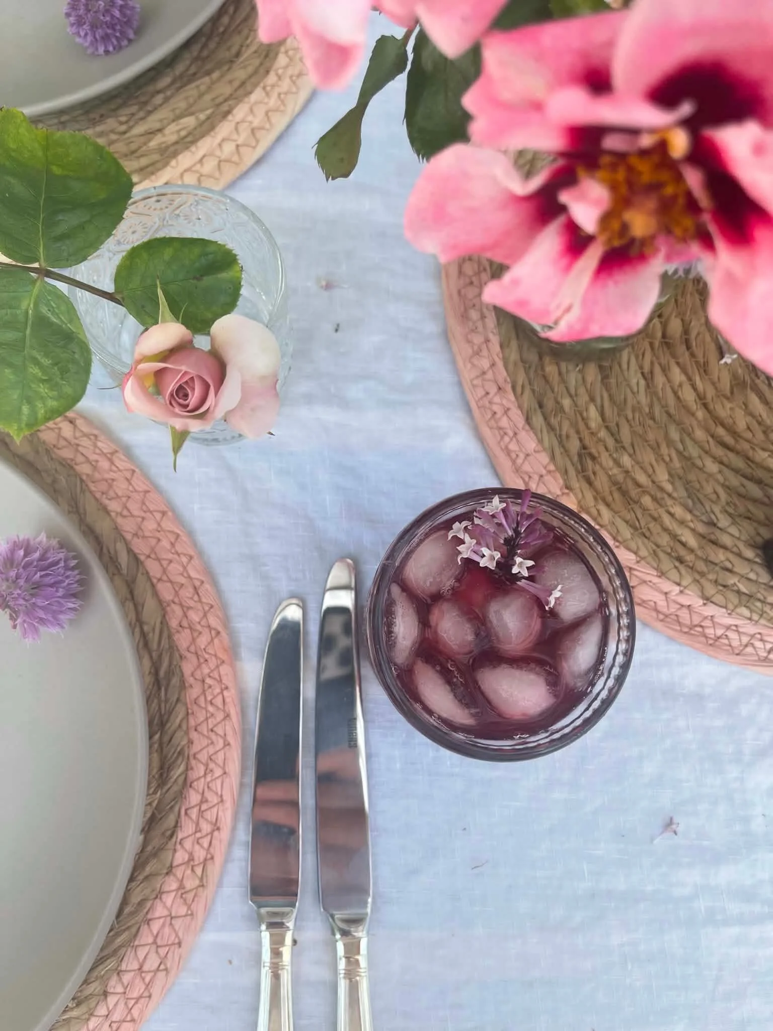 Sophie&rsquo;s garden party 🎉 Hibiscus &amp; Lilac cocktails 🍸 

📸 @sophiekerseong