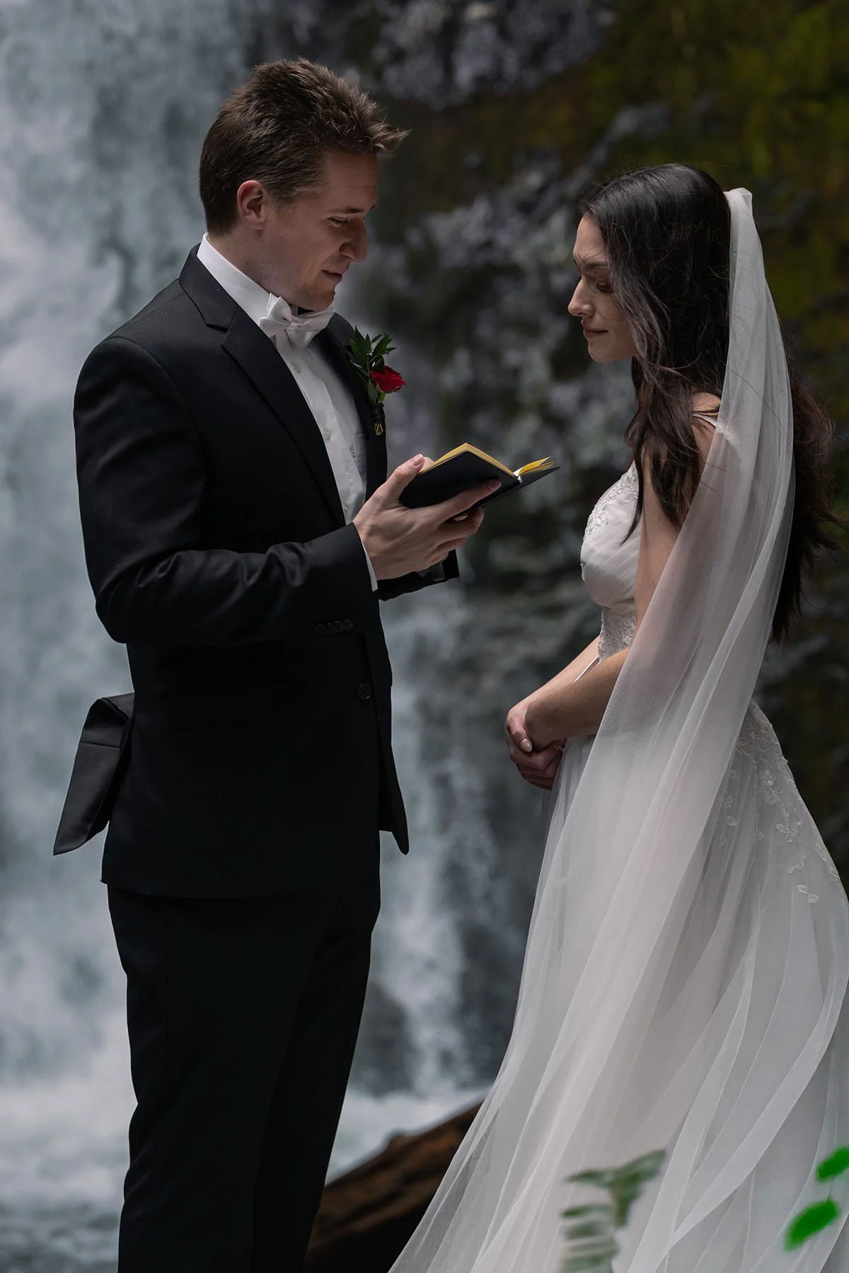 waterfall-elopement-photographers-washington.jpg