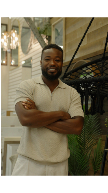 A photo of Mactar Mbaye, investisseur et expert en flip immobilier, Mactar Mbaye est co-animateur de la série Hoarder House Flippers.