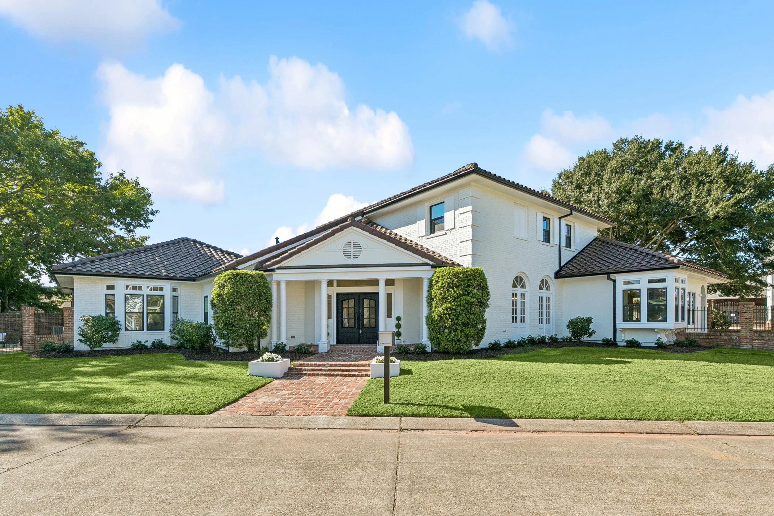 A luxury listing listed by Aimee (Amay) Curole, 23 Realty, Luxury Listing Kenner Lakefront.