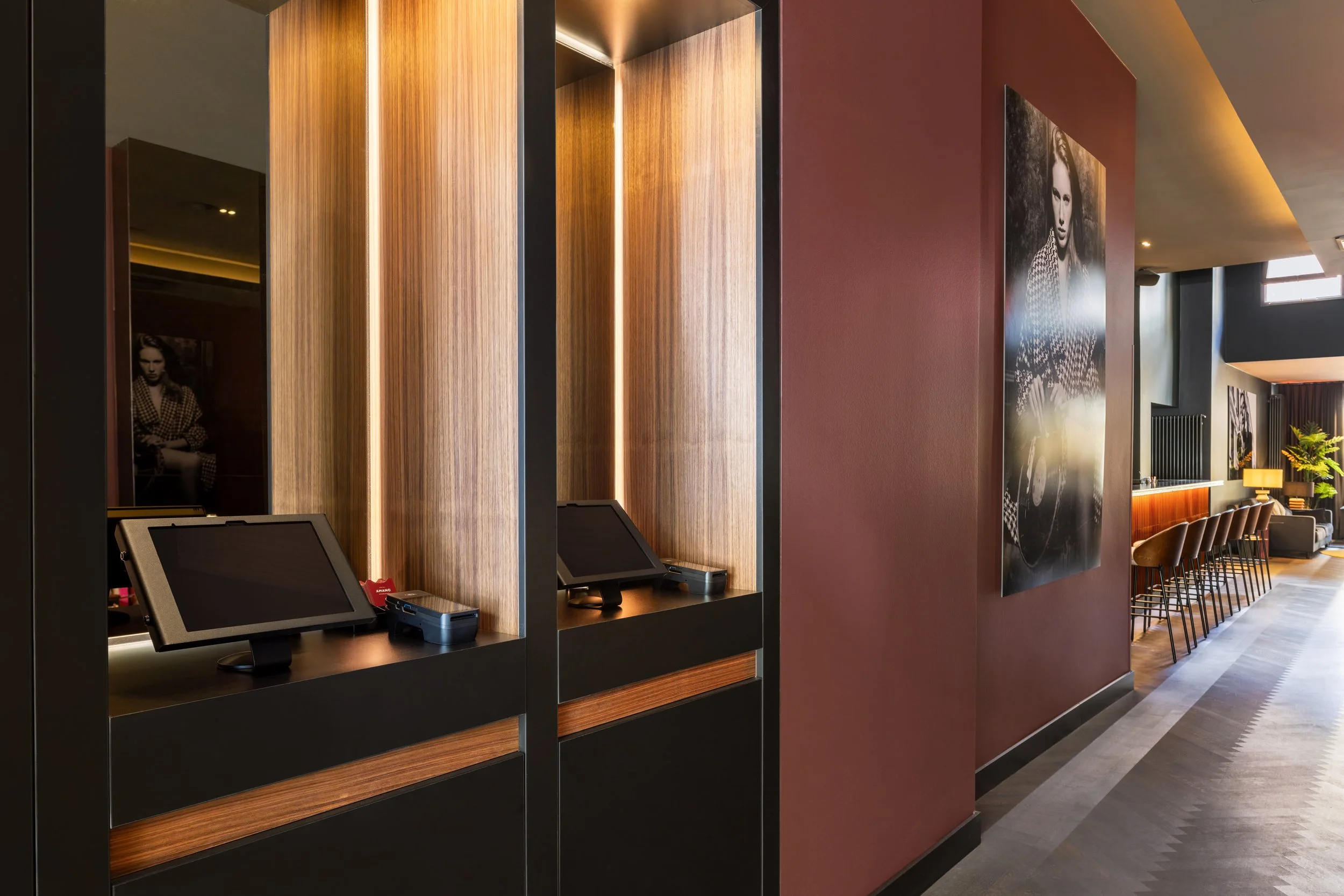 03-Hotel-AMANO-Düsseldorf-Check-in-area-Jens Bösenberg.jpg