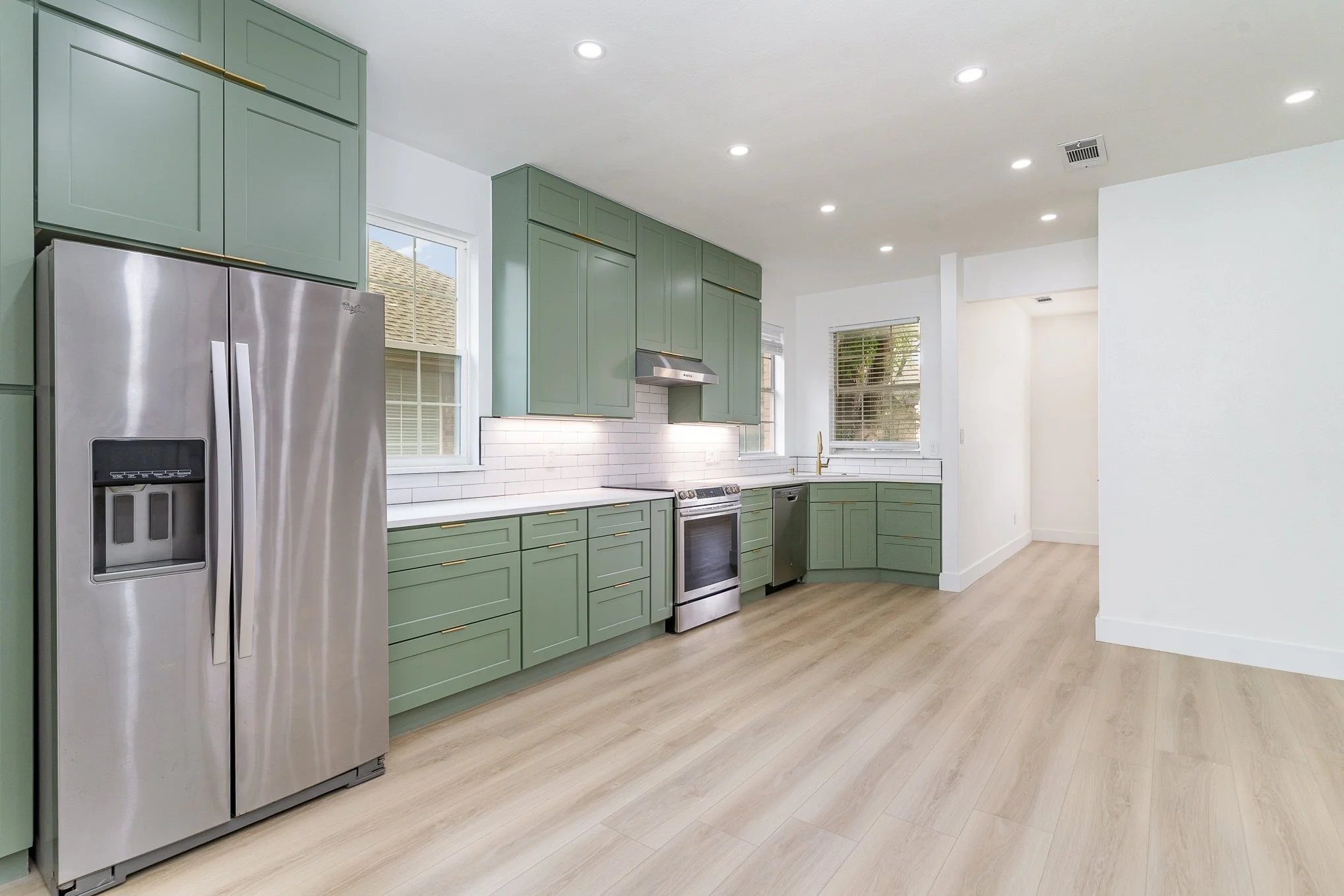 Optimistic Design: 5 Ideas for Creating a Positive Atmosphere at Home with Complementary Accessories by Oro Coast Builders