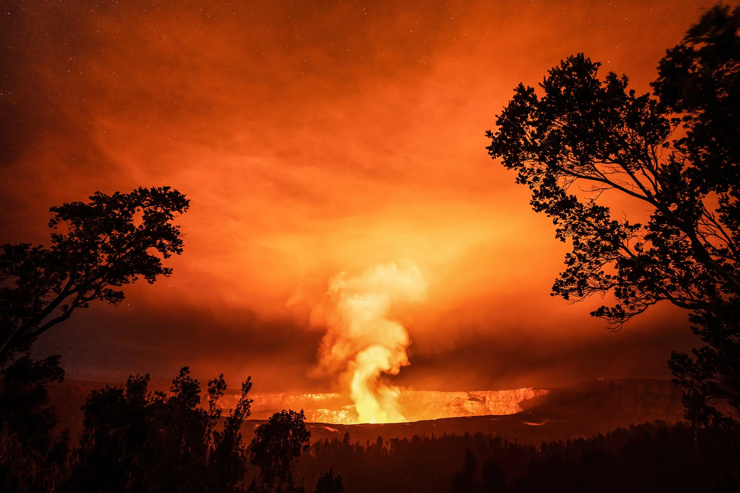 Halemaʻumaʻu Erupts