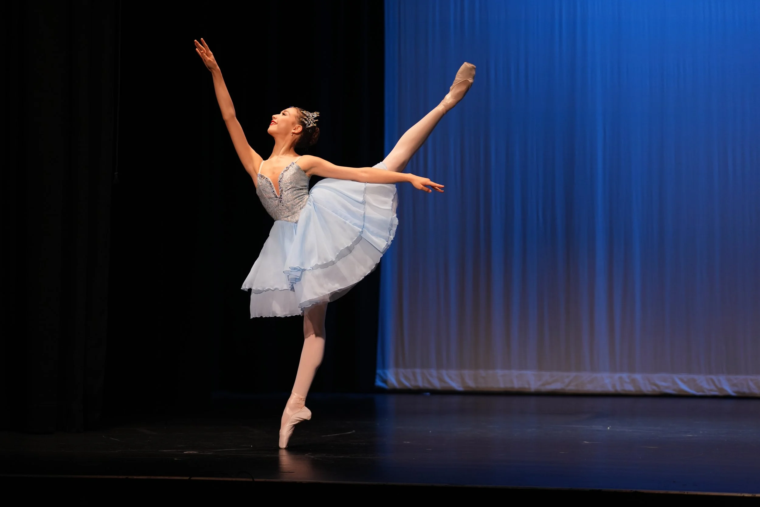 starbound-2026-dancer-ballet-stage-vlue-tutu.JPG