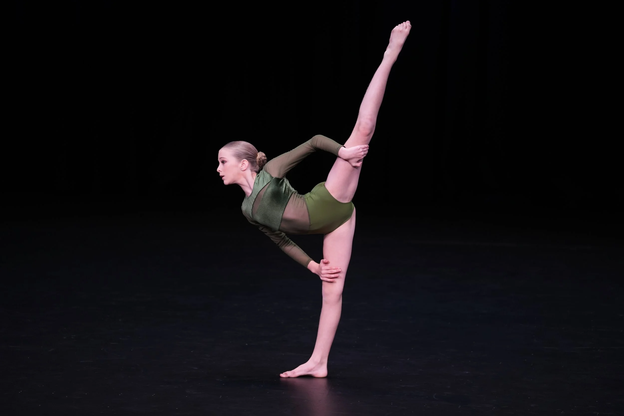 starbound-2025-solo-dance-performance-girl-green-costume-contemporary.JPG