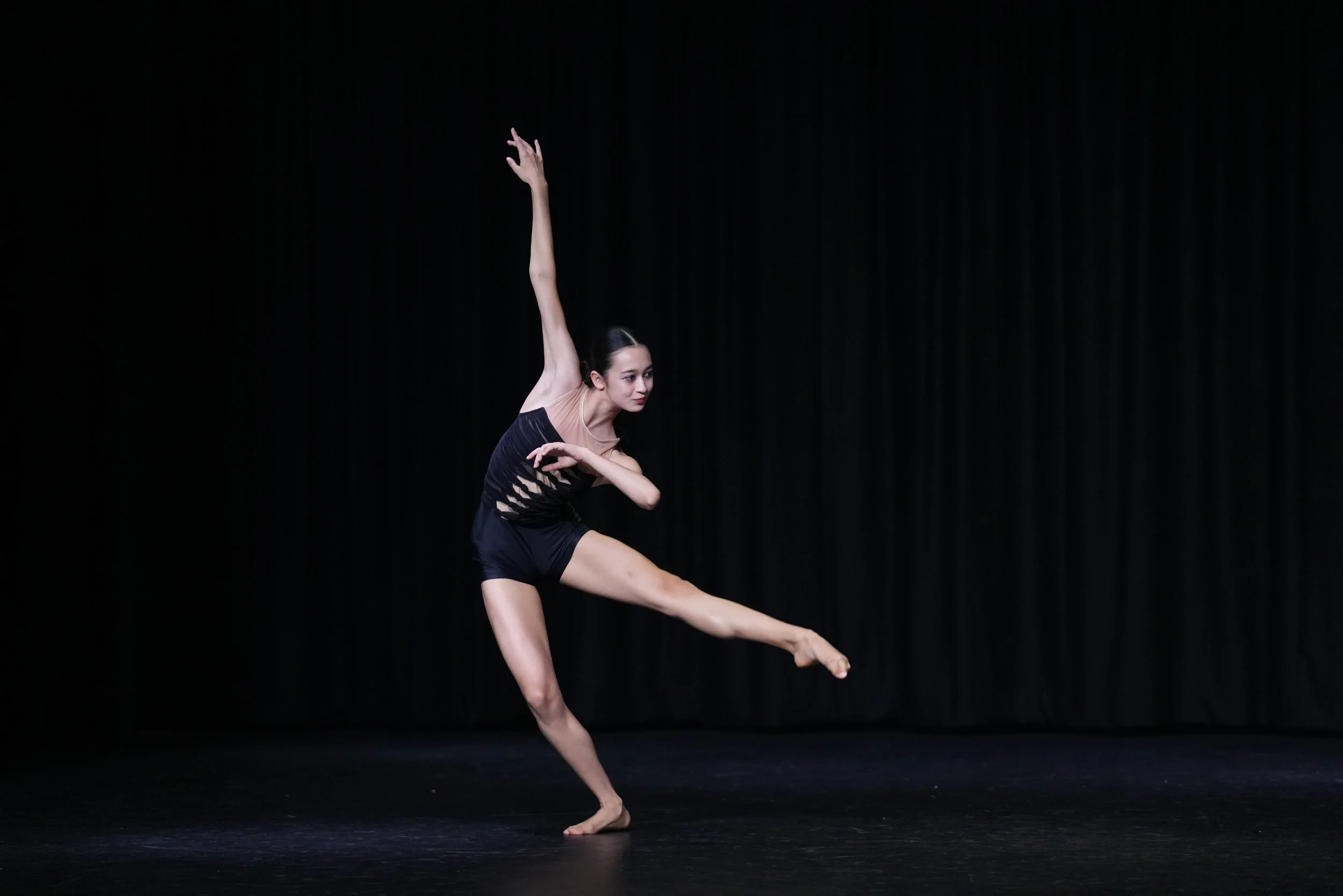starbound-2025-solo-dance-performance-stage-contemporary-technique.JPG