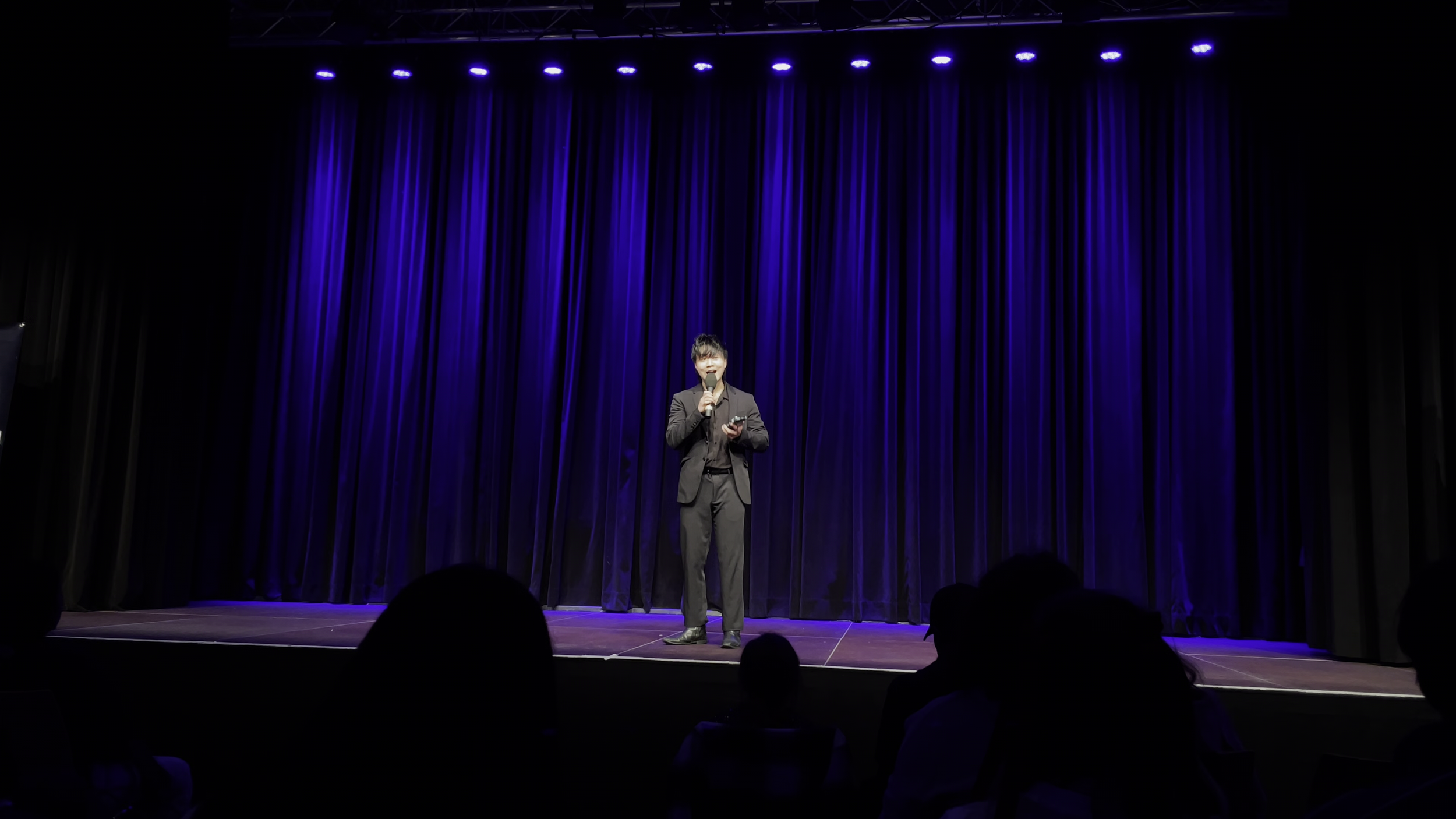 K-Pop Tanz Contest Moderator Larry Lian