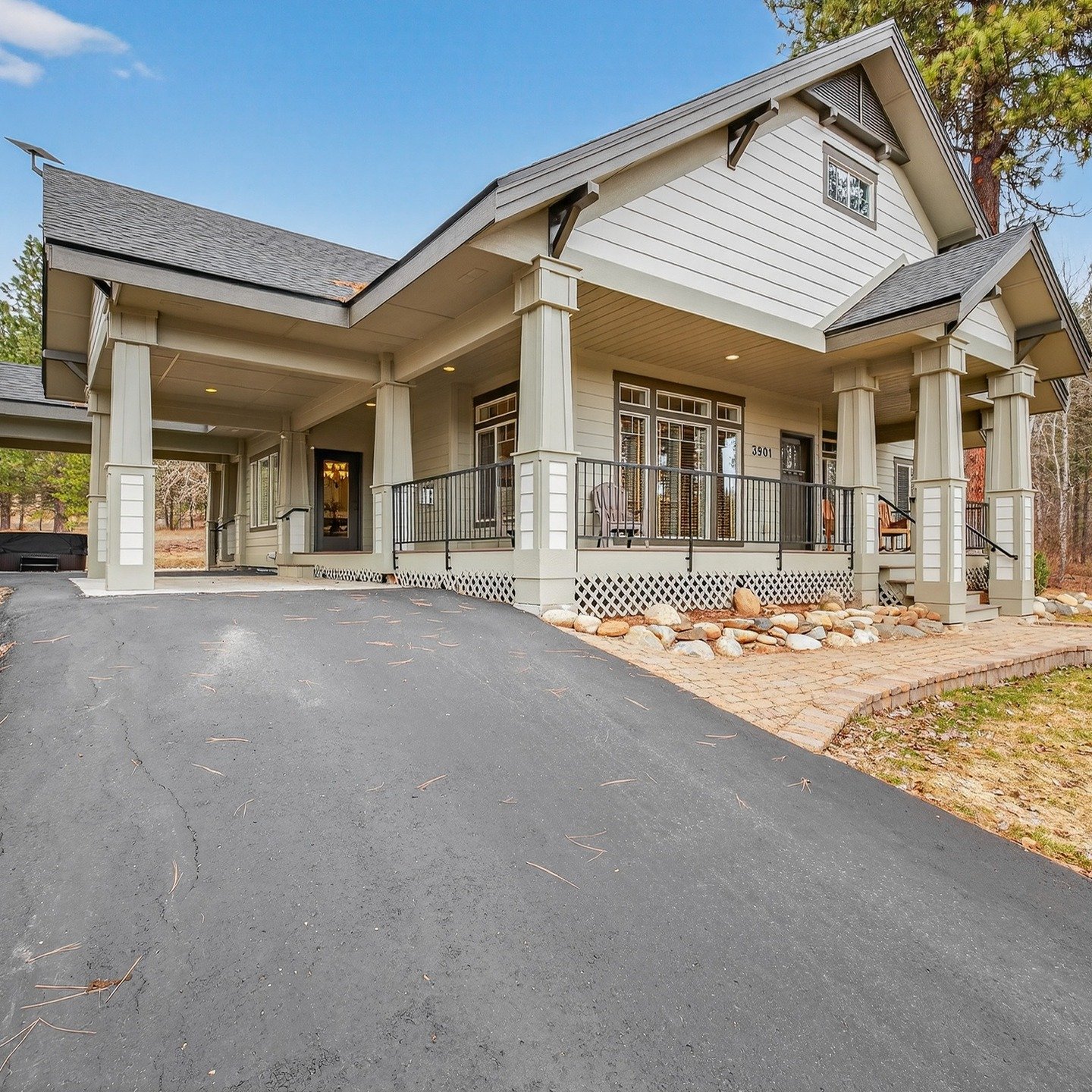 ✨ Just Listed &amp; Already Pending! ✨

This beautiful Craftsman-style home didn&rsquo;t last long&mdash;and it&rsquo;s easy to see why. Practically like new, this stunning property is located in the highly sought-after Meadowcreek Golf Course commun