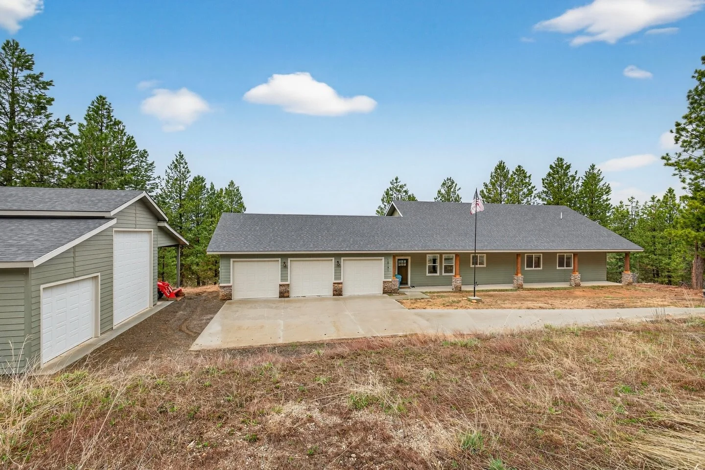 🌄 Country living just got a serious upgrade&hellip;

Welcome to your brand-new custom home in beautiful Round Valley! Built in 2024 and sitting on 2.5 acres, this 2,306 sq ft stunner blends modern comfort with wide-open freedom. With over 1,900 sq f