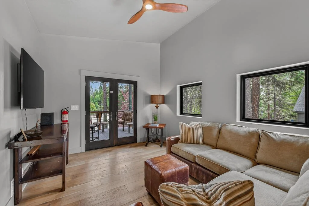 upstair living room1.jpg