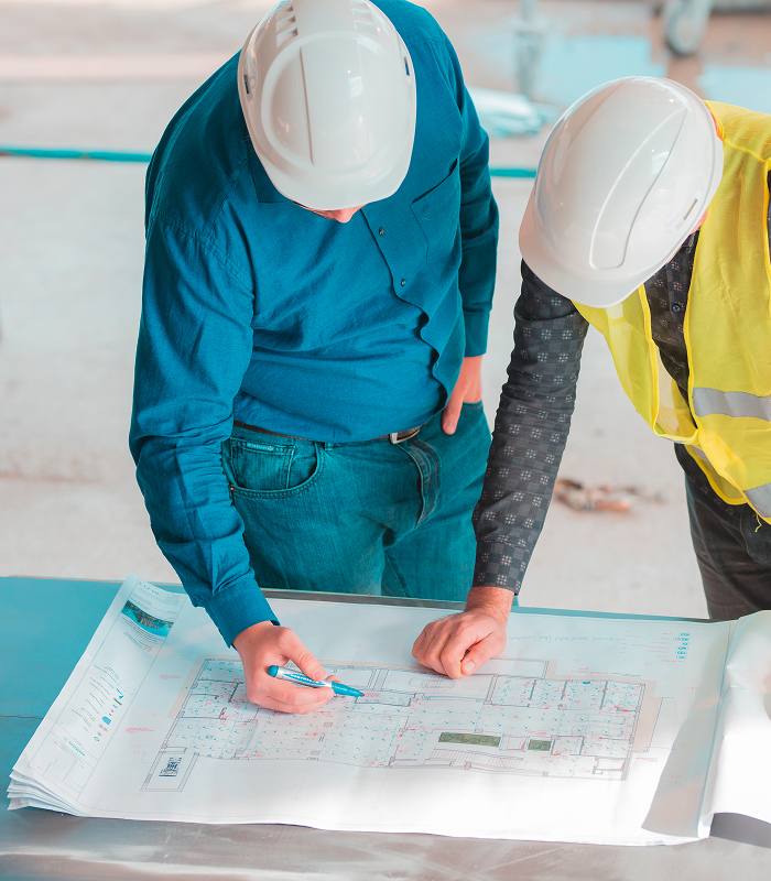 Equipo técnico realizando labores de topografía para medición y control del terreno, como parte del proceso previo a la construcción.