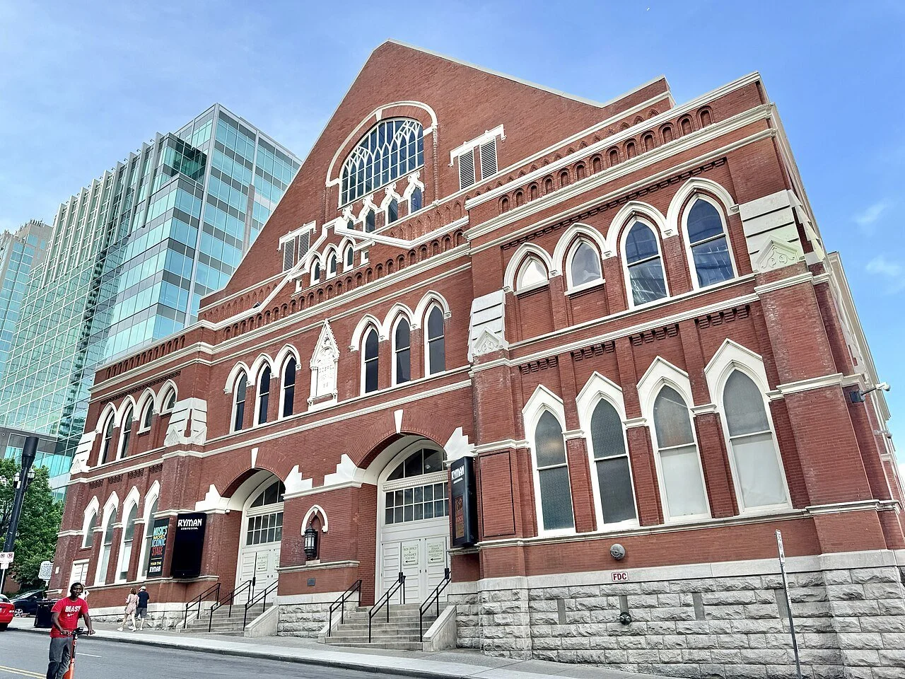 Ryman_Auditorium,_5th_Avenue,_Nashville,_TN_(54384487379).jpg