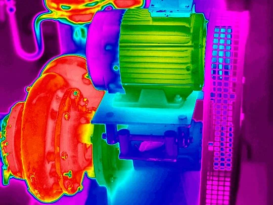 Imagen térmica de un motor eléctrico conectado a una bomba, con componentes en colores que representan diferentes temperaturas.