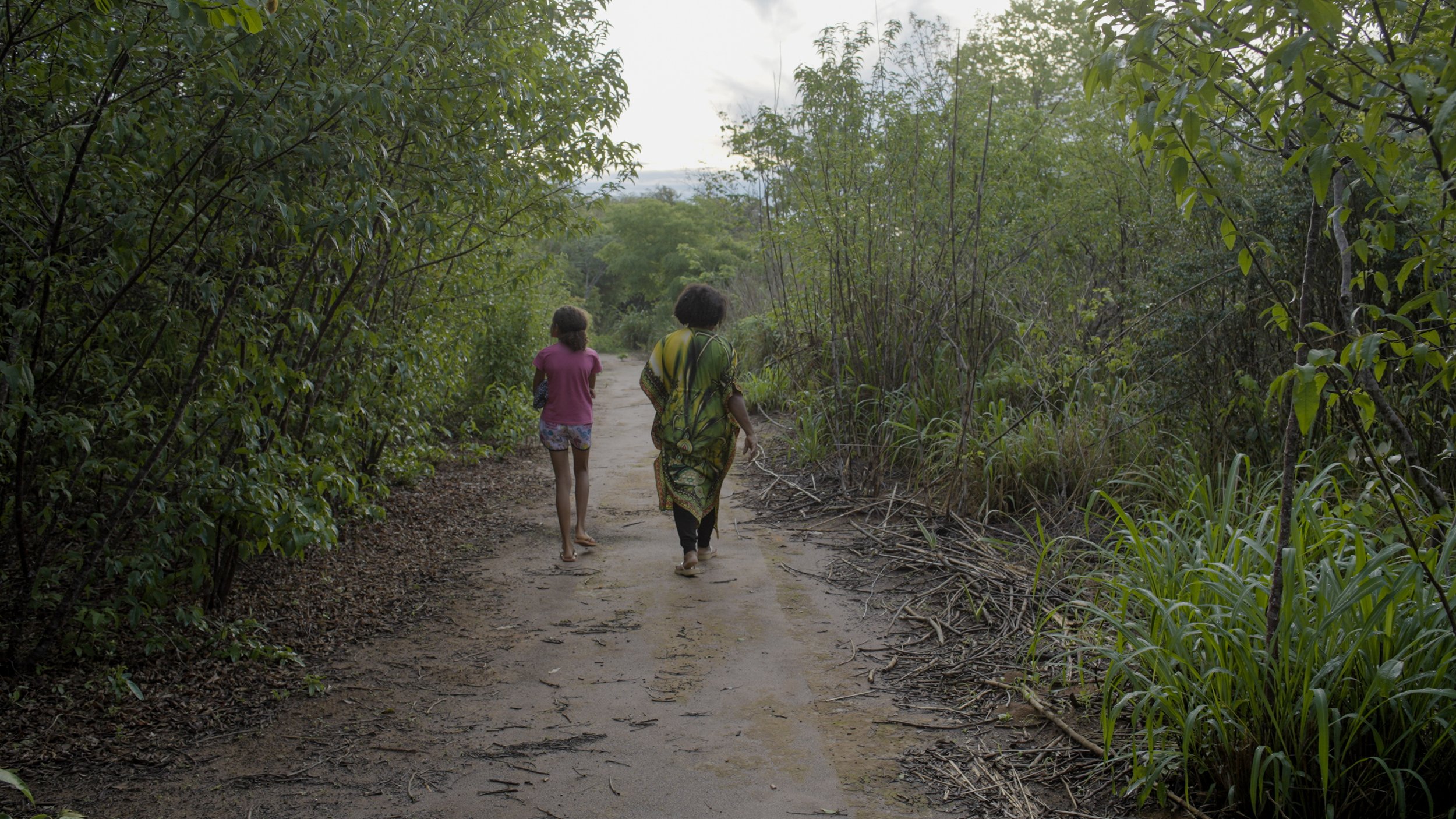 Silvanete Lermen e filha caminham por território rural na Serra dos Paus Dóias.