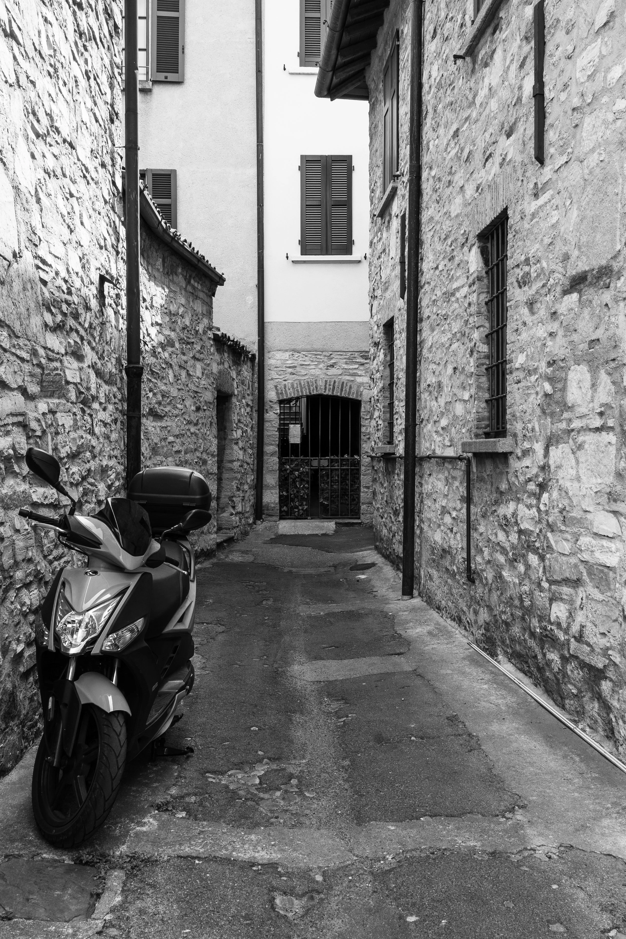 B&W Alley.jpg