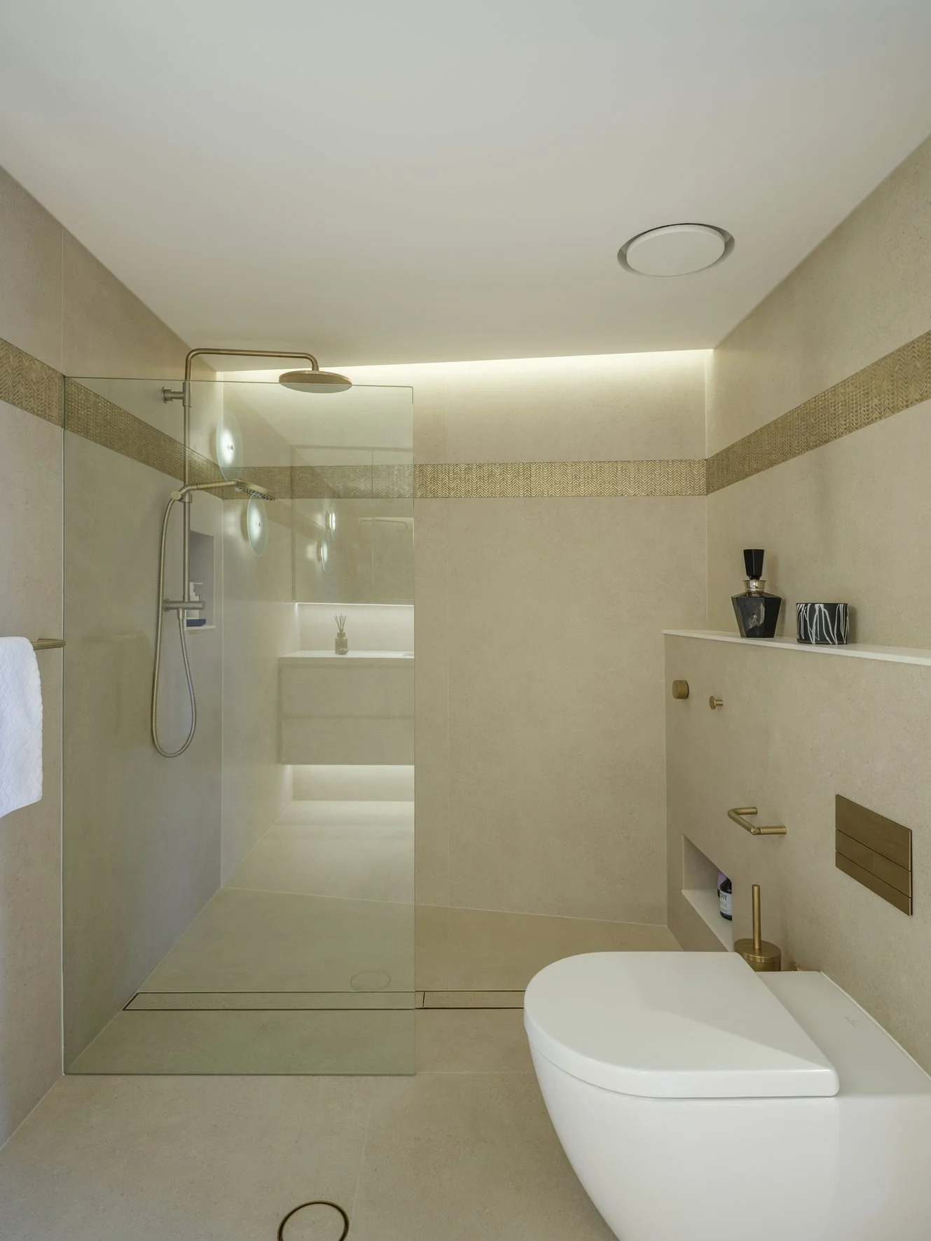 Potts Point Unit 2024 — high-end apartment renovation in Sydney featuring bespoke joinery, herringbone timber flooring with brass inlay, integrated lighting and a cohesive open-plan kitchen, living and dining space.