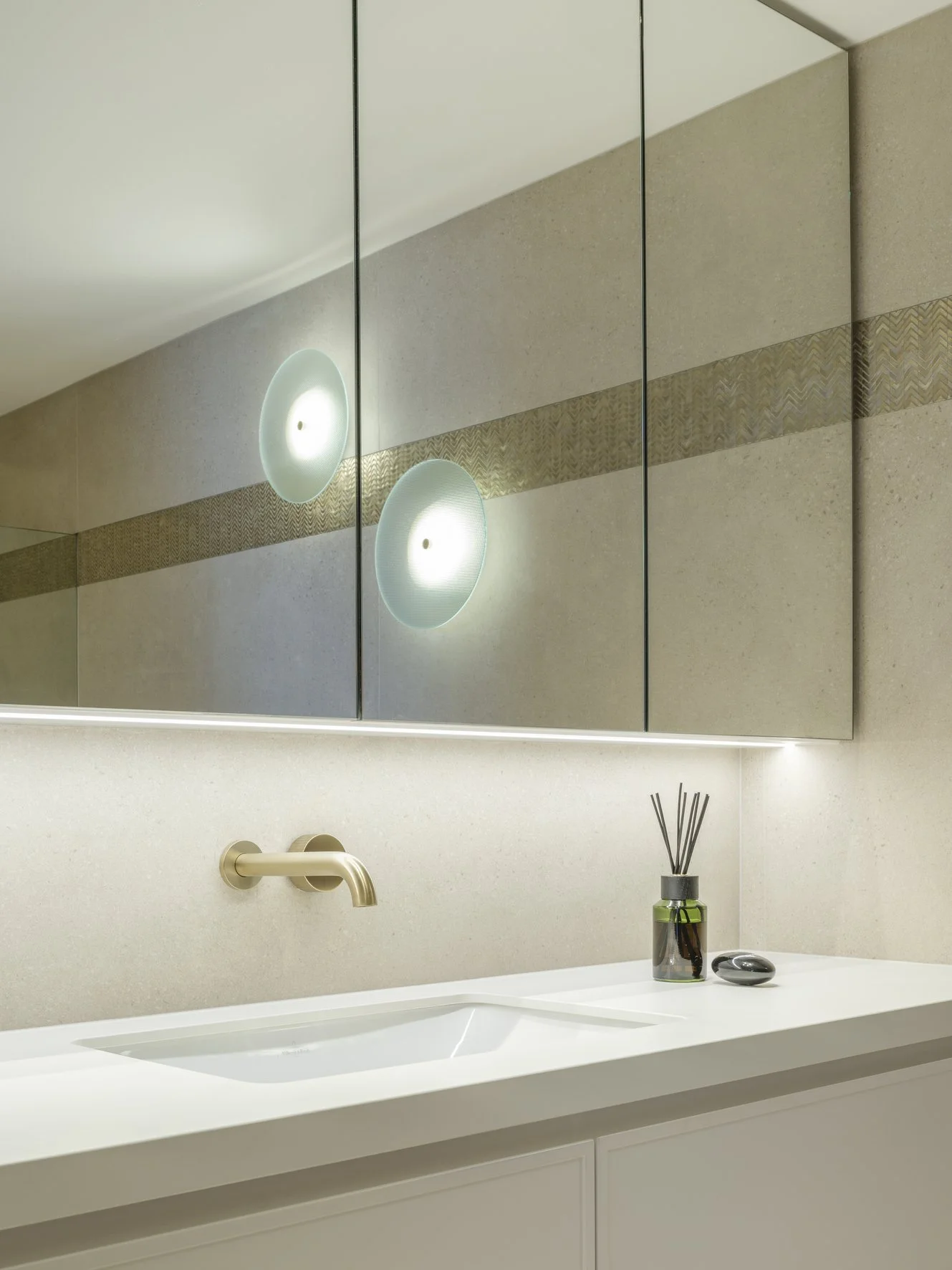 Potts Point Unit 2024 — high-end apartment renovation in Sydney featuring bespoke joinery, herringbone timber flooring with brass inlay, integrated lighting and a cohesive open-plan kitchen, living and dining space.