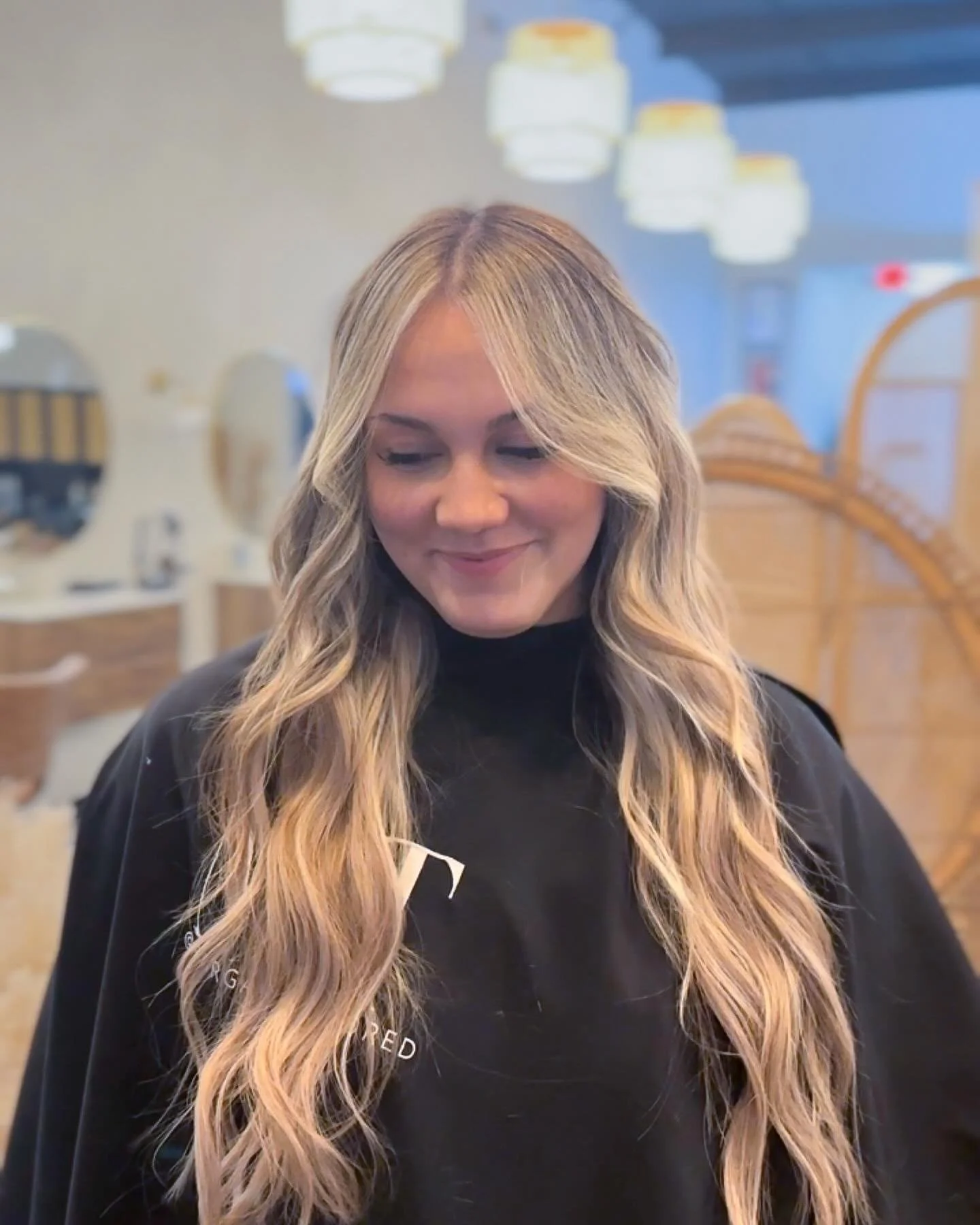 Of course it was night time when we finished this transformation 🫠 We went from out-grown dark brown, to lived in bright blonde with 1 row of #extensions for length and fullness 😮&zwj;💨😮&zwj;💨 

#hairtransformation #browntoblonde #livedinblonde 