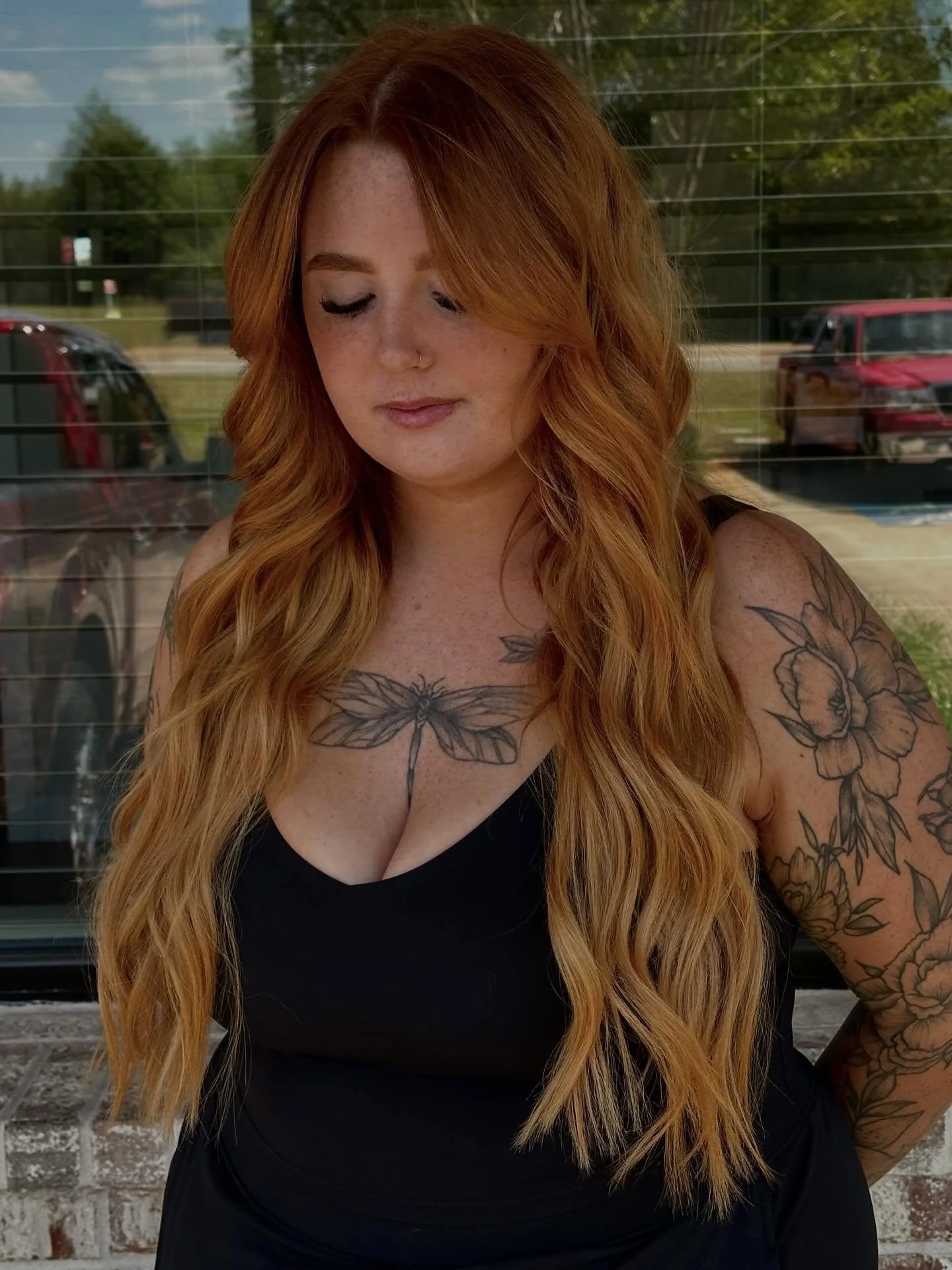 New season, same baddie. 😮&zwj;💨 

Which do you prefer?! Golden copper vibes for summer.. or deep copper/red for winter? 

#redhead #extensions #behindthechair #georgiahairstylist #redkenalk