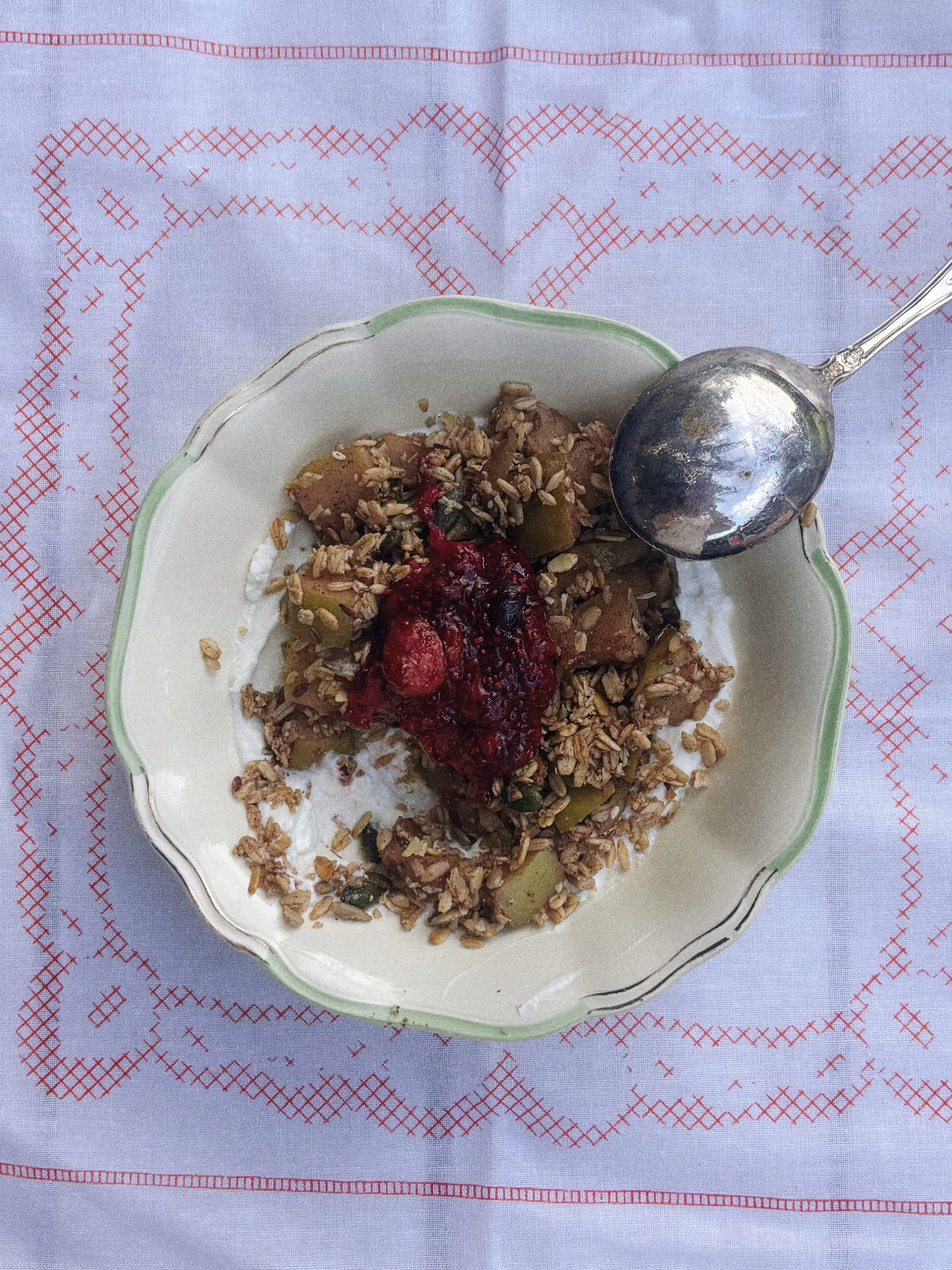 WARM BREAKFAST APPLE CRUMBLE 

A weeks worth of meal prep that includes microbiome diversity, hormone balance/detoxification, anti-inflammatory bioactive compounds and a good shite. 

RECIPE 

6 apples, chopped (Granny Smith have a higher pectin valu