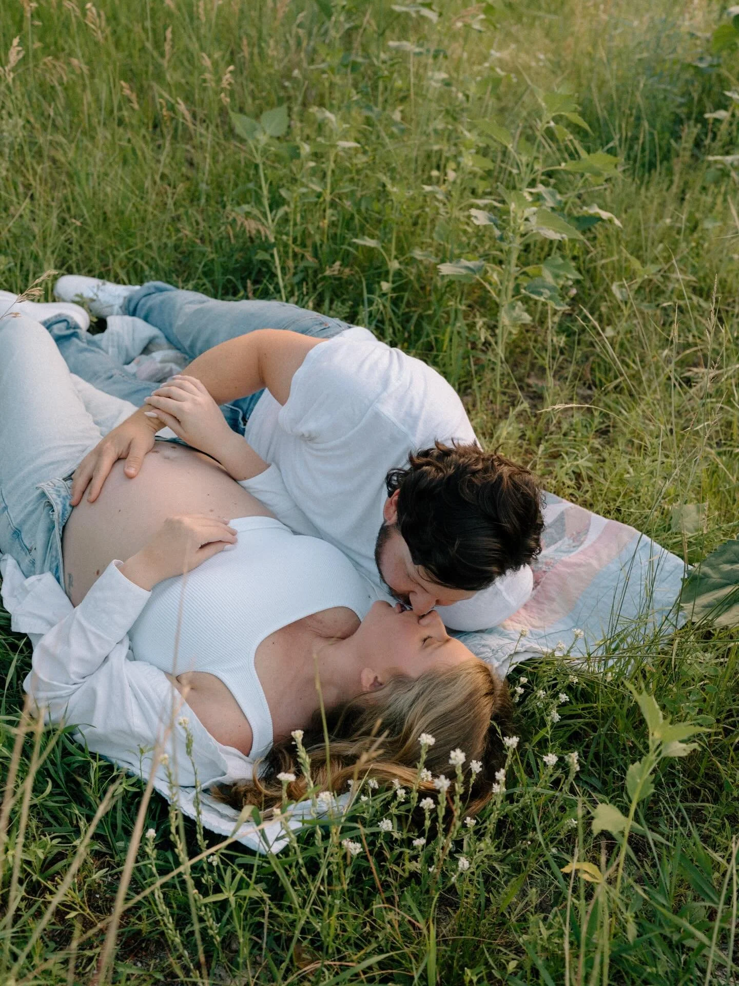 Just realized I never shared gems from Allie + Brody&rsquo;s session&hellip; GET READY 😍

#coloradospringsphotographer #coloradospringsfamilyphotographer #maternitysessions #hannahrummelphotography