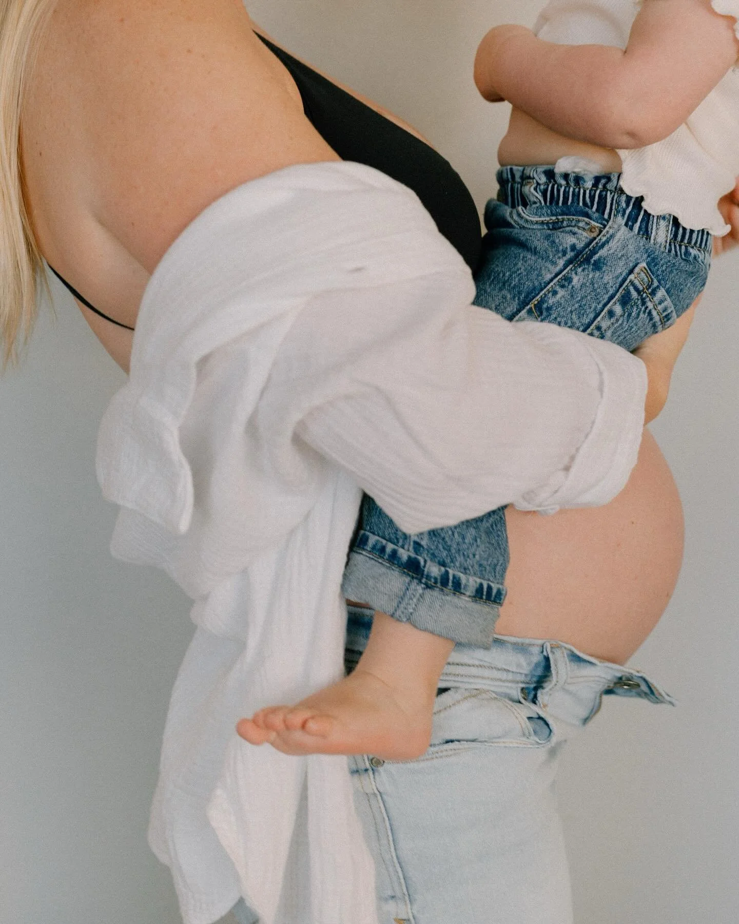 Meet the Faulkner&rsquo;s 🤍 SO excited to meet their new addition soon!! 

#coloradospringsphotographer #coloradospringsfamilyphotographer #familyphotoshoot #hannahrummelphotography