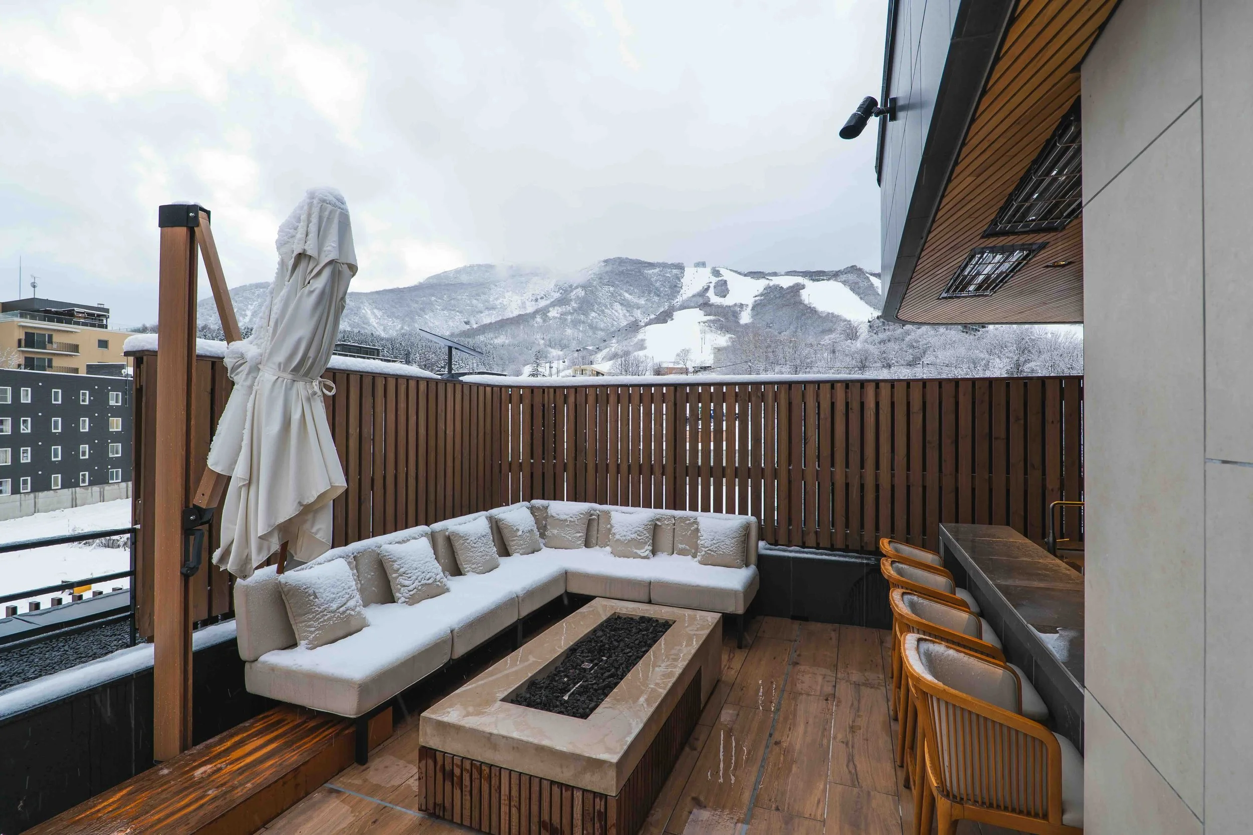 Rooftop Terrace in Winter - Meigetsu Aki Niseko Chalet - Niseko