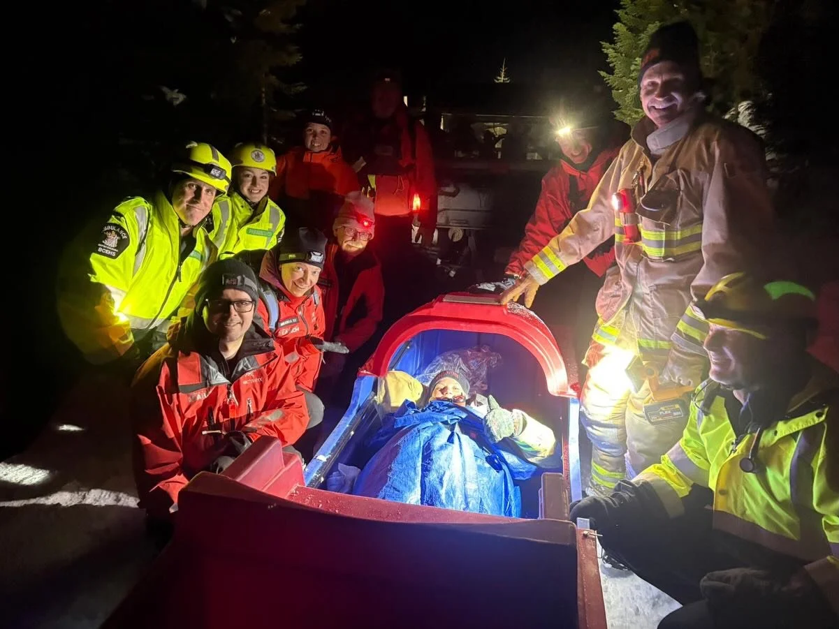 Last night members of the team met with BCEHS and Oyster River Fire at Raven Lodge for a joint training evening.

We brought up SKEDs, clamshells, and first aid gear to support three patient scenarios.

The focus was femur injuries. Teams worked thro