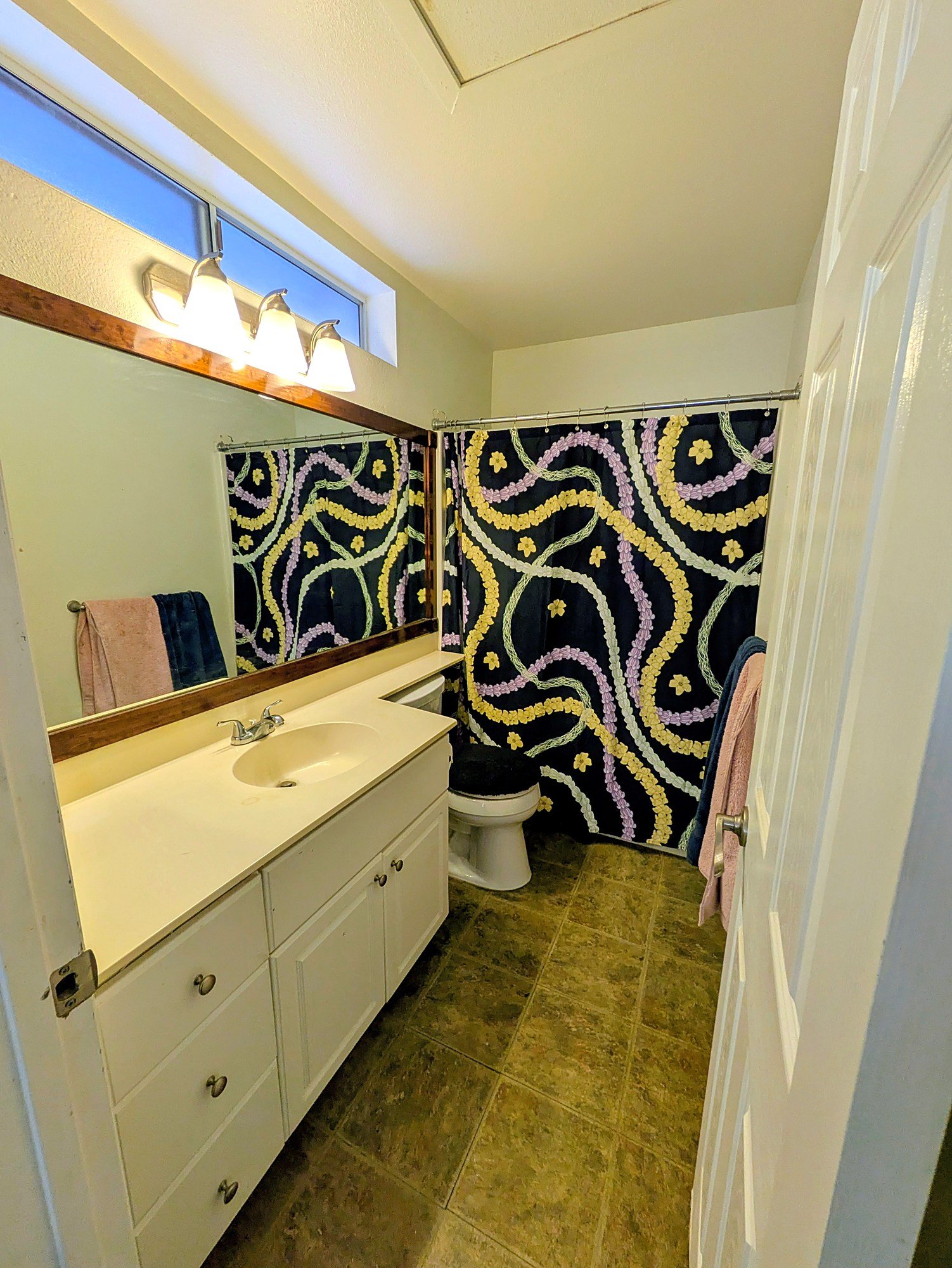 Second full bath upstairs.