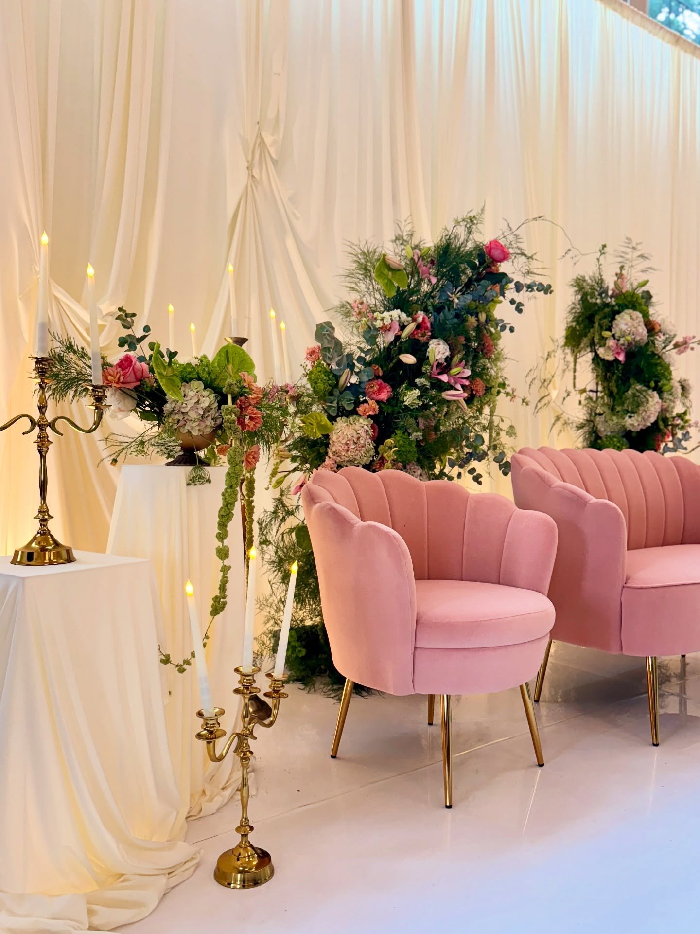 Okay&hellip; but imagine walking into your reception and THIS is waiting for you🌸🪞✨ 🦢swipe to see snippets of Duriba and Shahir&rsquo;s vintage whimsical Nikkah decor 
&bull;
&bull;
&bull;
&bull;
&bull;
Decor: @pristineplanningco
Mocktails: @sippy