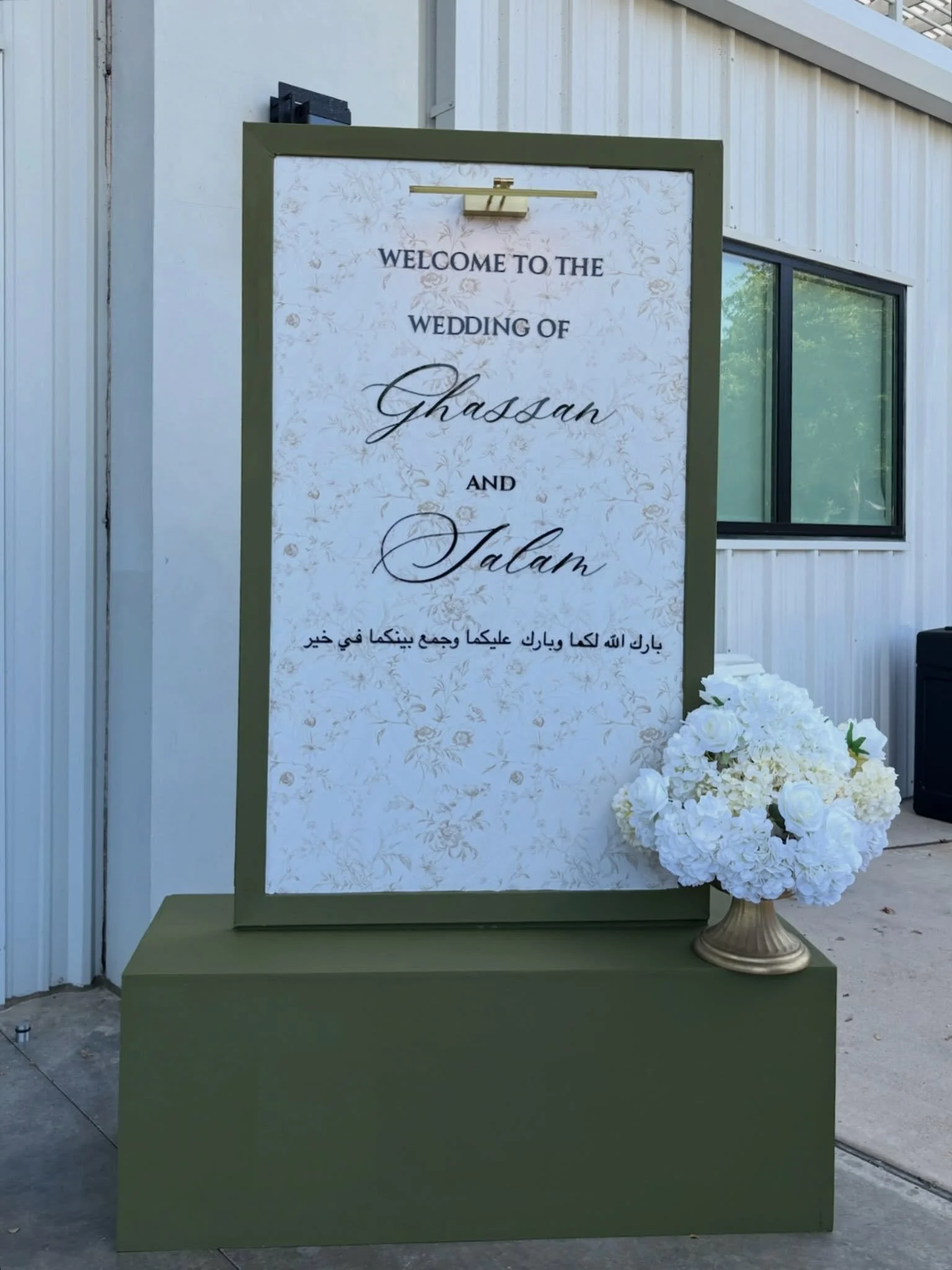 First impressions set the tone 🫶🏼 Swipe to see difference vs day &amp; night🪞🕊️ ✨ 
&bull;
&bull;
&bull; 

Coordinator &amp; decorator: @pristineplanningco 
Acrylic letters: @etchedhaus 
MUA: @facesbylapearl
Photographer 1: @mariumxphotography 
Ph