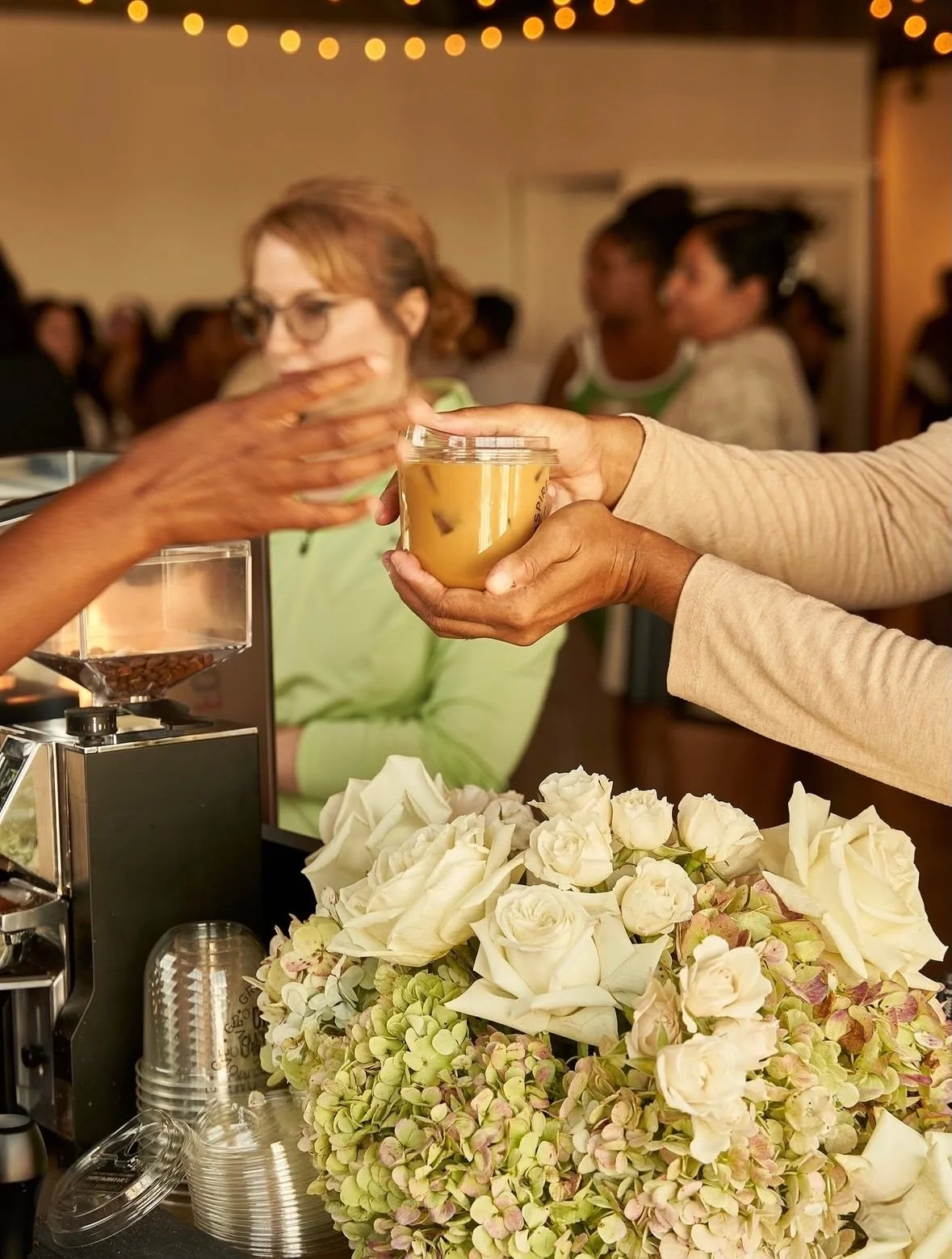 Serving fresh earthy floral arrangements for @growwithjo coffee and cardio event ☕️🤎🏃🏻&zwj;♀️💪🏼
&bull;
&bull;
&bull;
#floralarrangement #dallasbrandevent #growwithjo