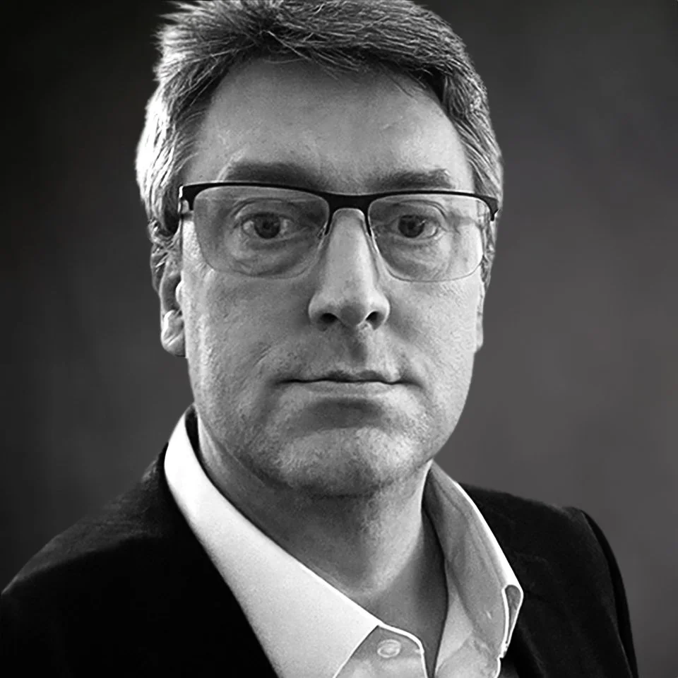 Black-and-white portrait of Richard Smith, Founder & Tech Entrepreneur.