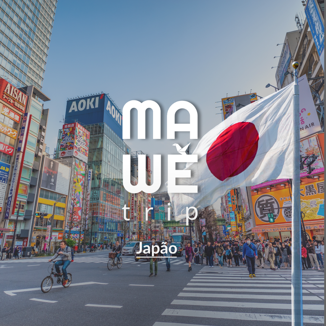 Cena da rua em Tóquio, com pessoas cruzando a faixa de pedestres, prédios comerciais com letreiros coloridos, e bandeira do Japão ao vento.