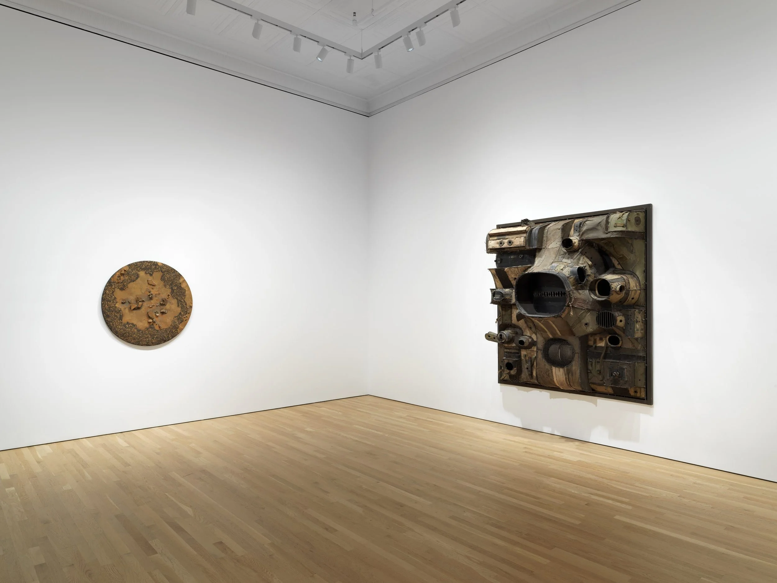  Installation view of  Through Dusk  at Ortuzar, 2025. Courtesy of Ortuzar. Photo by Dario Lasagni 