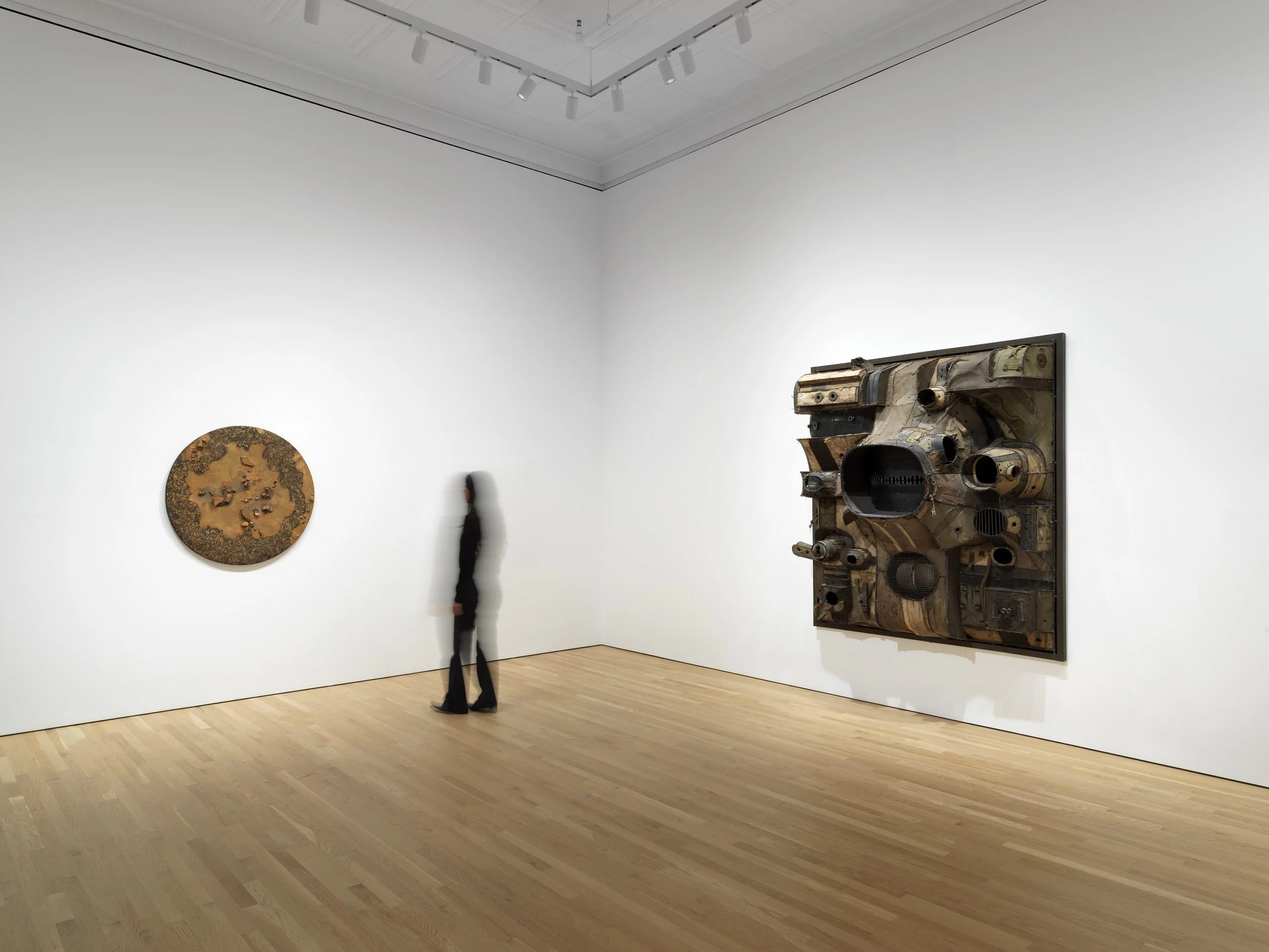  Installation view of  Through Dusk  at Ortuzar, 2025. Courtesy of Ortuzar. Photo by Dario Lasagni 