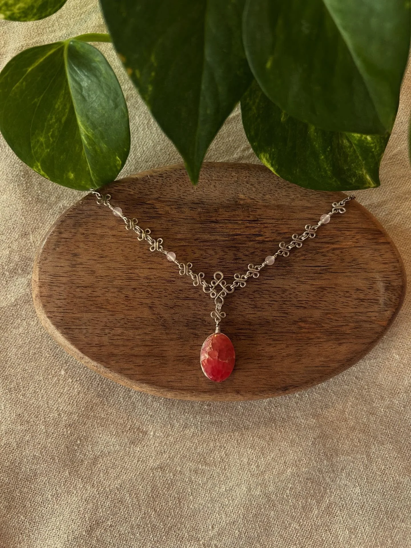 Nouveaut&eacute;s ✨

En ce moment on shoot plein de cr&eacute;ations et c&rsquo;est l&rsquo;occasion de vous les partager sur Instagram. 

Voil&agrave; une belle rhodochrosite mont&eacute;e sur argent. Toute la r&eacute;alisation du collier est faite