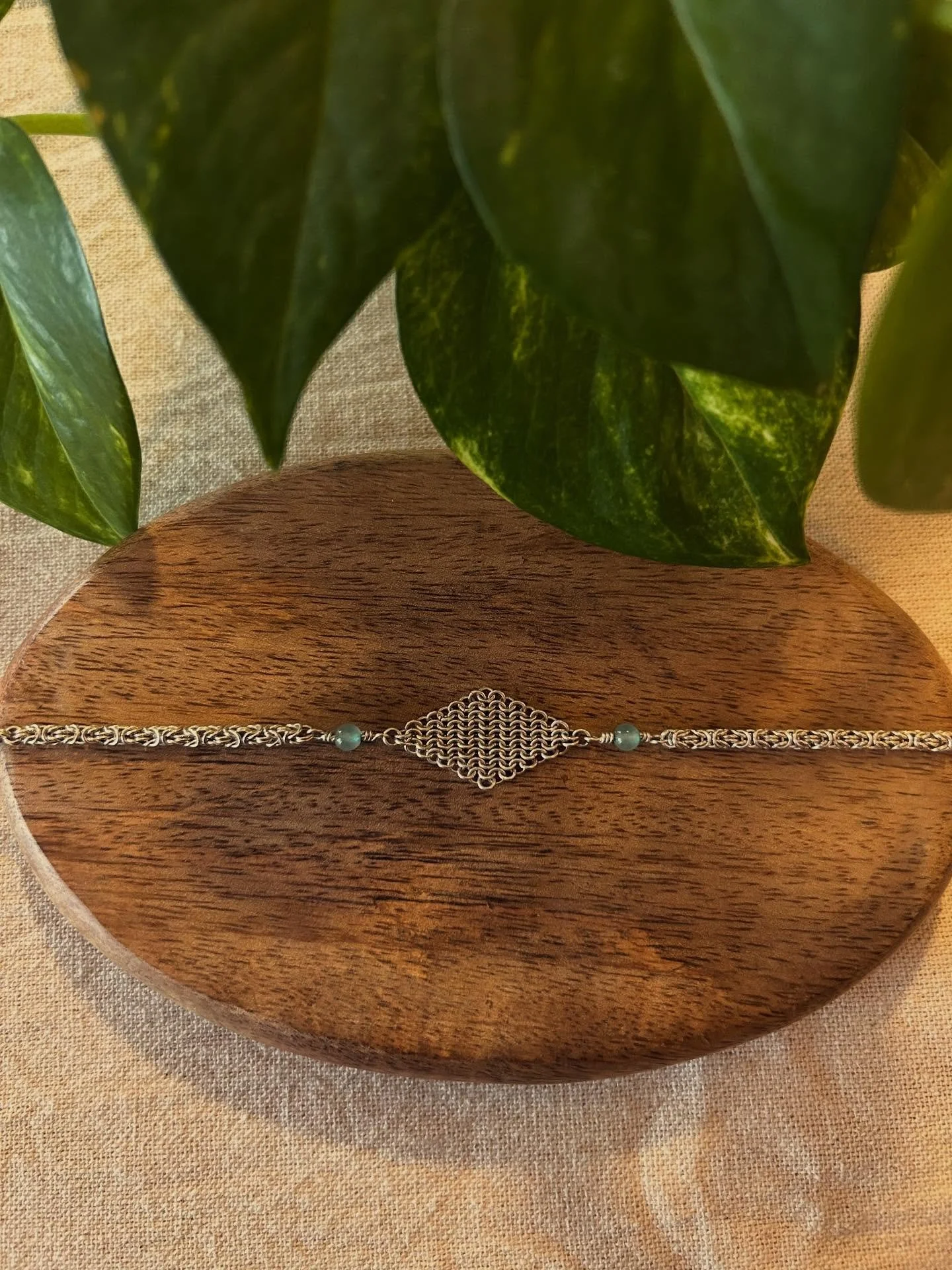 Doux bracelets ✨

Voil&agrave; un mod&egrave;le de bracelet d&eacute;clin&eacute; en deux version : en argent 925 et en laiton 🥰 

On faisait depuis un moment ce design juste en laiton et on a r&eacute;cemment d&eacute;cid&eacute; de le faire aussi 