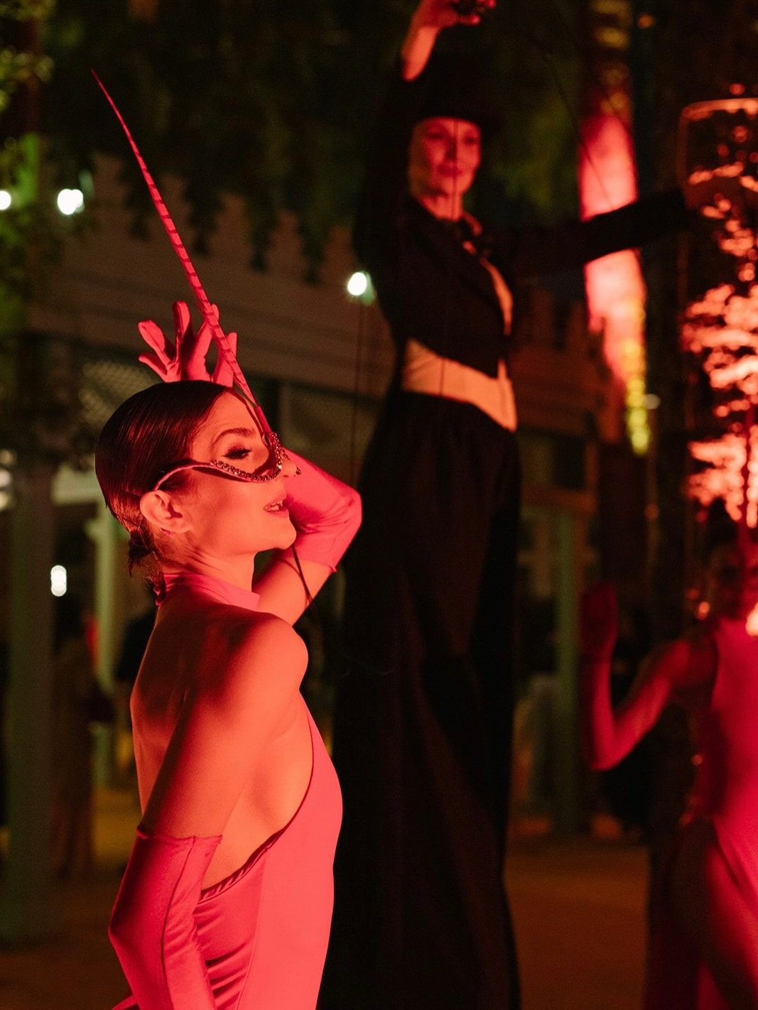 Our Marionette Master controlled the Champagne Dolls as they welcomed guests to the courtyard of @villaluisaeventos for a recent private event with the ever so wonderful @caprichia_weddings_events 🍾 

Luxury event entertainment, immersive experience
