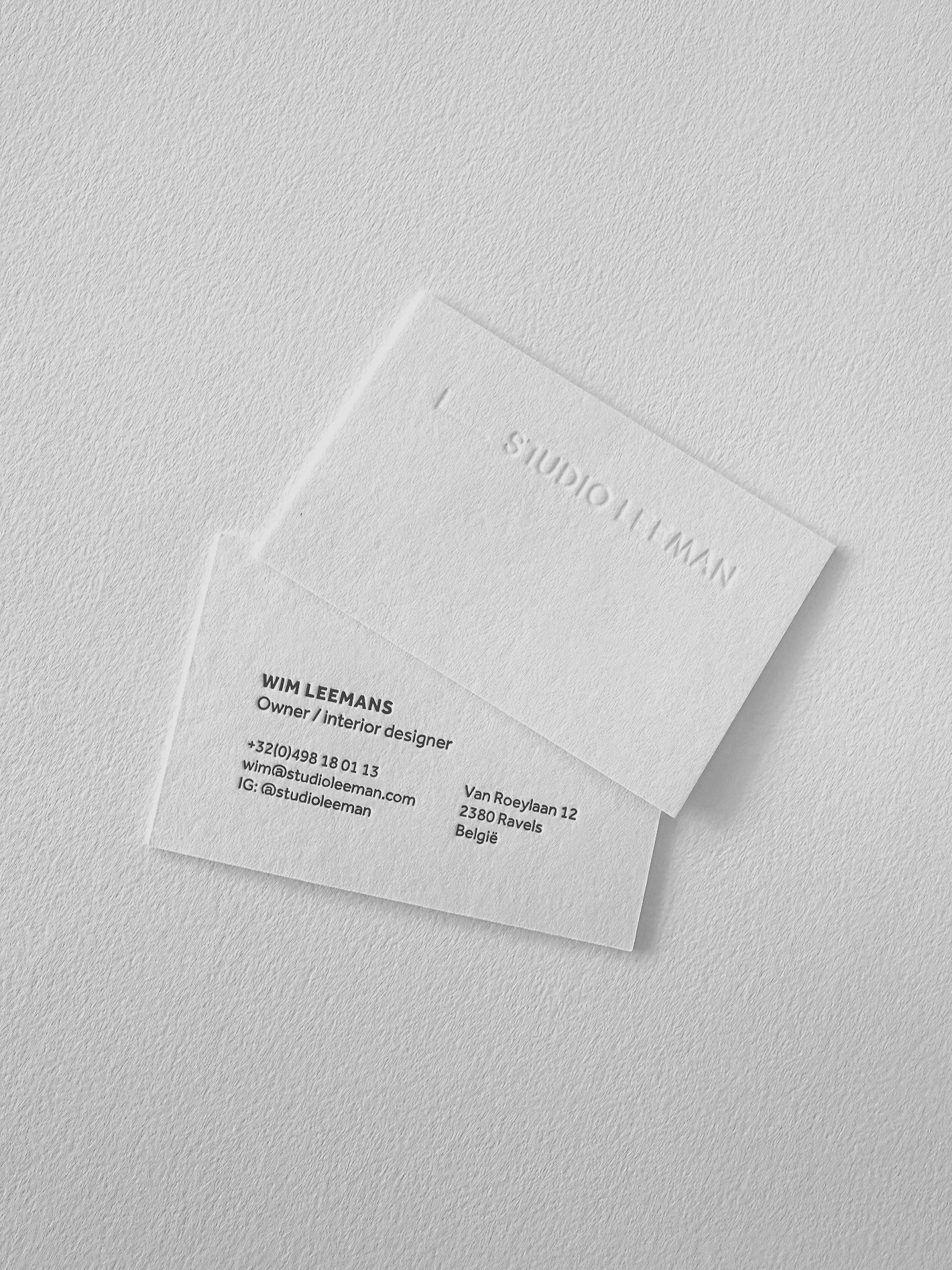 Naamkaartjes interieurarchitect wit met blinde letterpress en 1 kleur letterpress