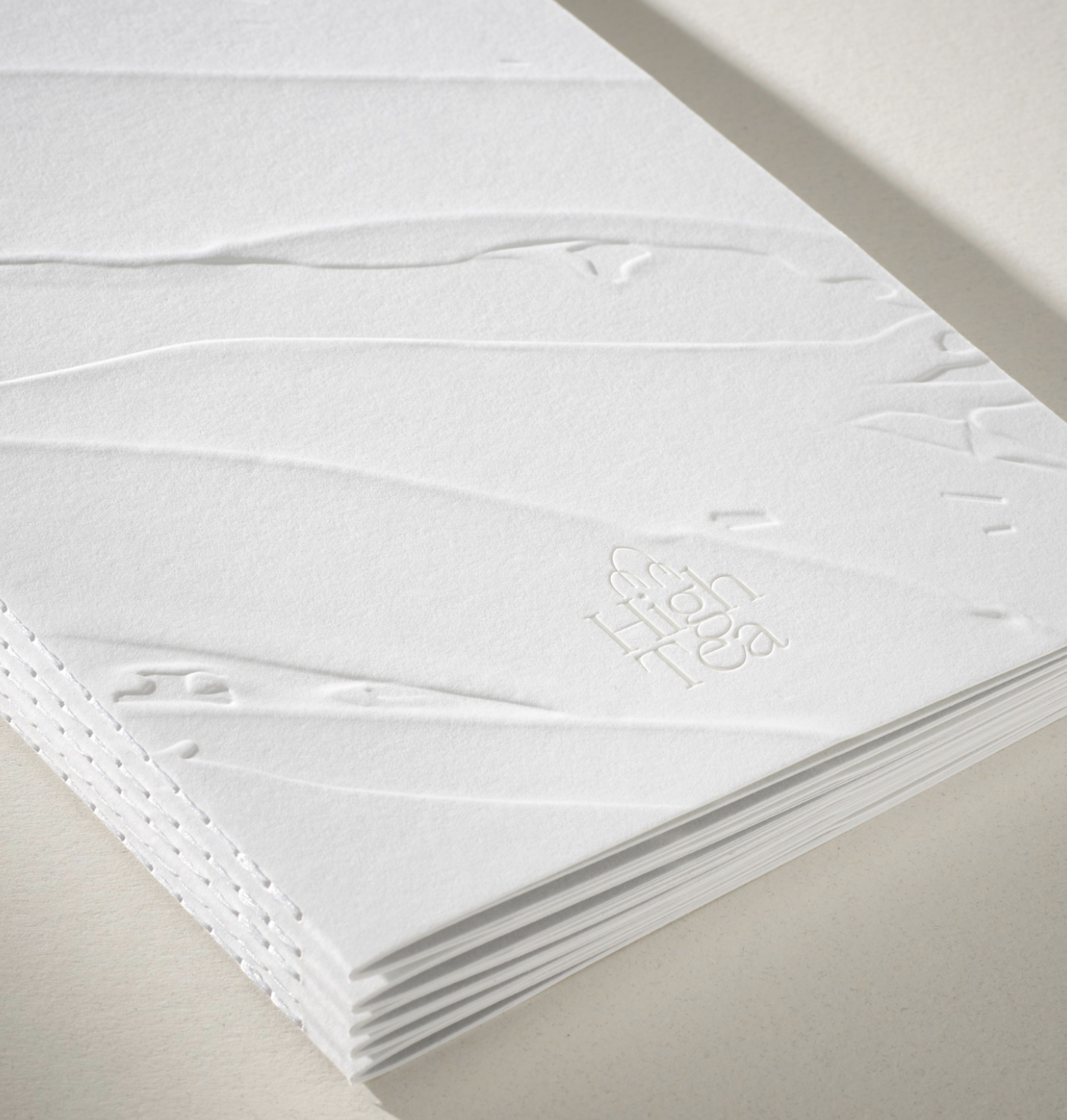 Menukaart met 3D embossing, witte folie en singersteek rug