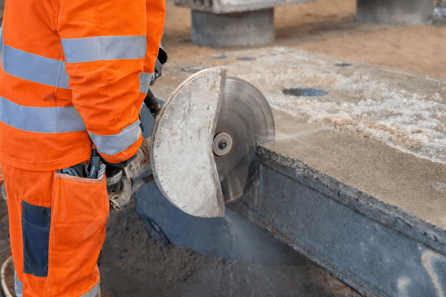 Diamantskæring i beton ved kantsnit udført med kapsav