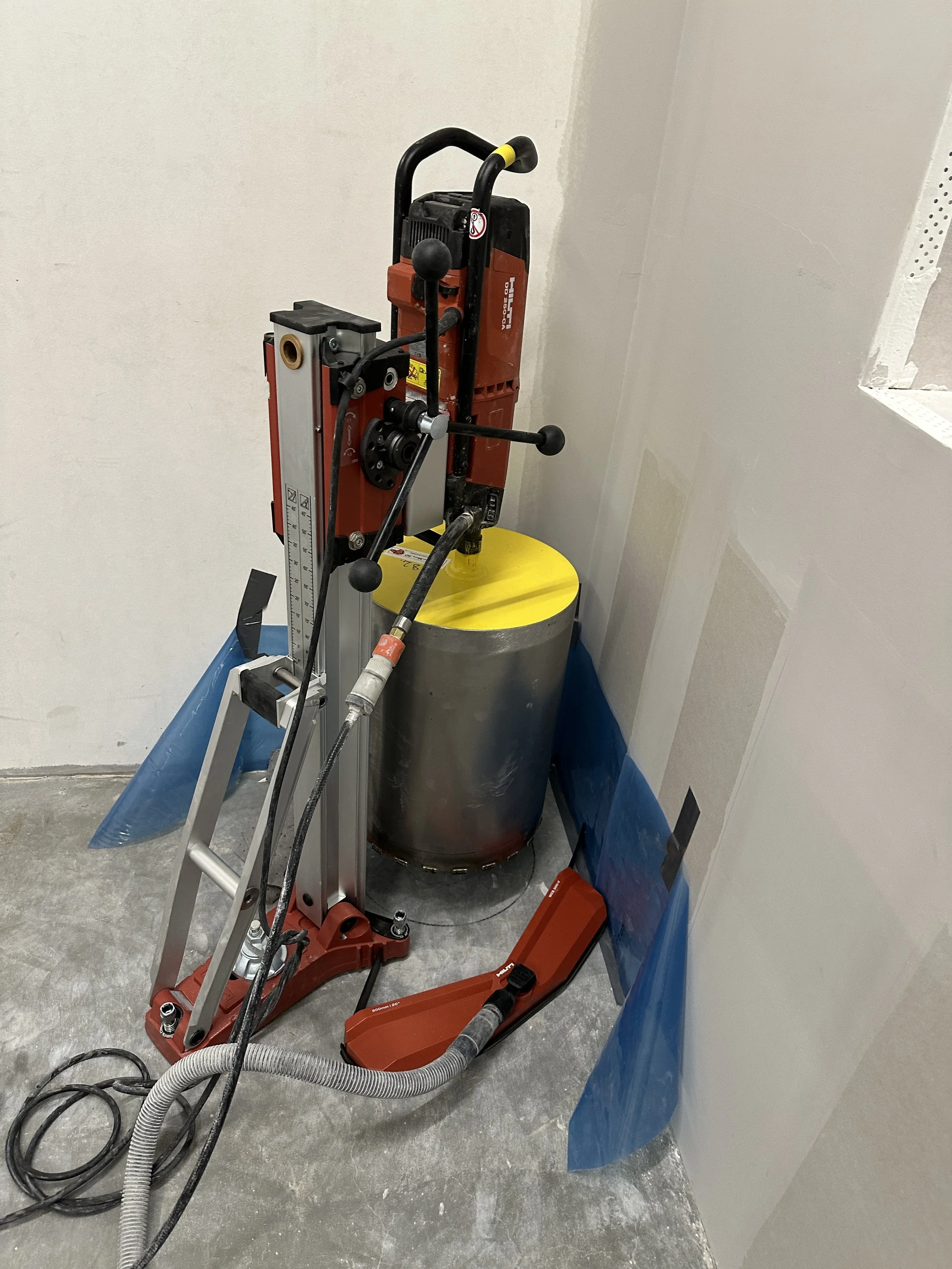 Professionel diamantboring i beton med kerneboremaskine til præcise runde huller indendørs