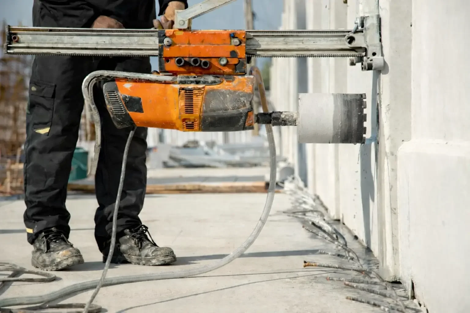 Professionel diamantboring i betonvæg udført med kerneboremaskine