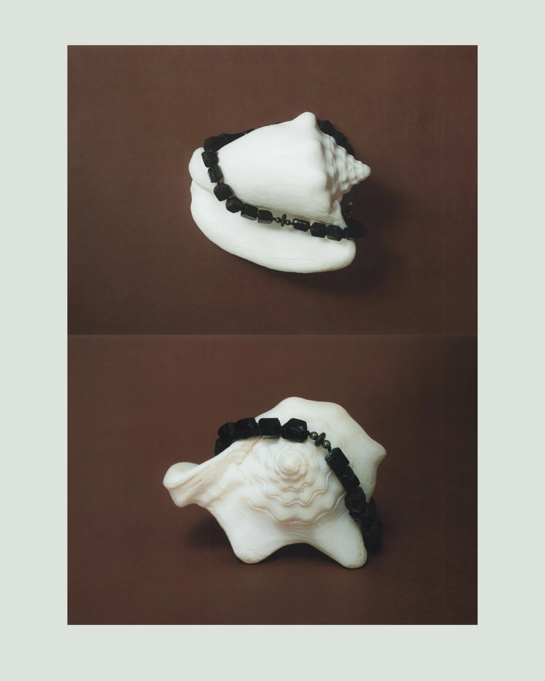 mior-sempiterno-black-stone-necklace-shell-jewelry-photography.jpg