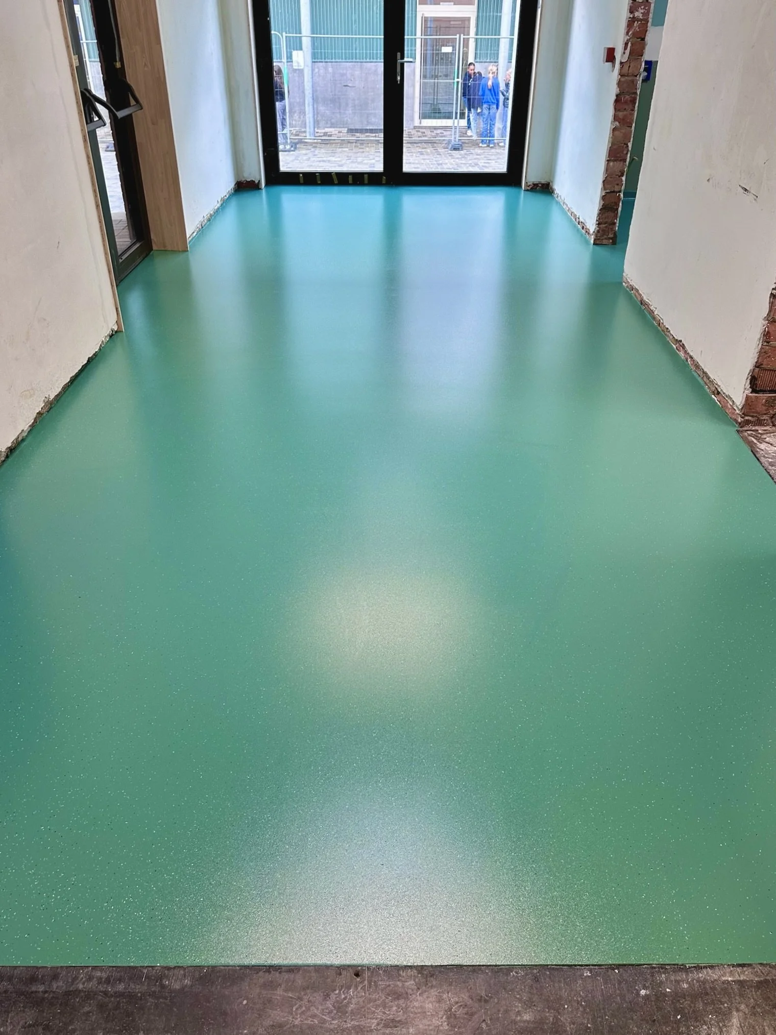 Gekleurde epoxyvloer school binnen