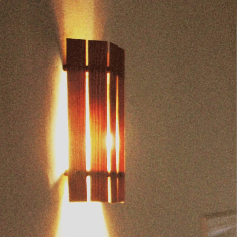 Aplic mural inspirat en el disseny n&ograve;rdic dels anys 70.

#walllight 
#woodenlamp #lightdesign