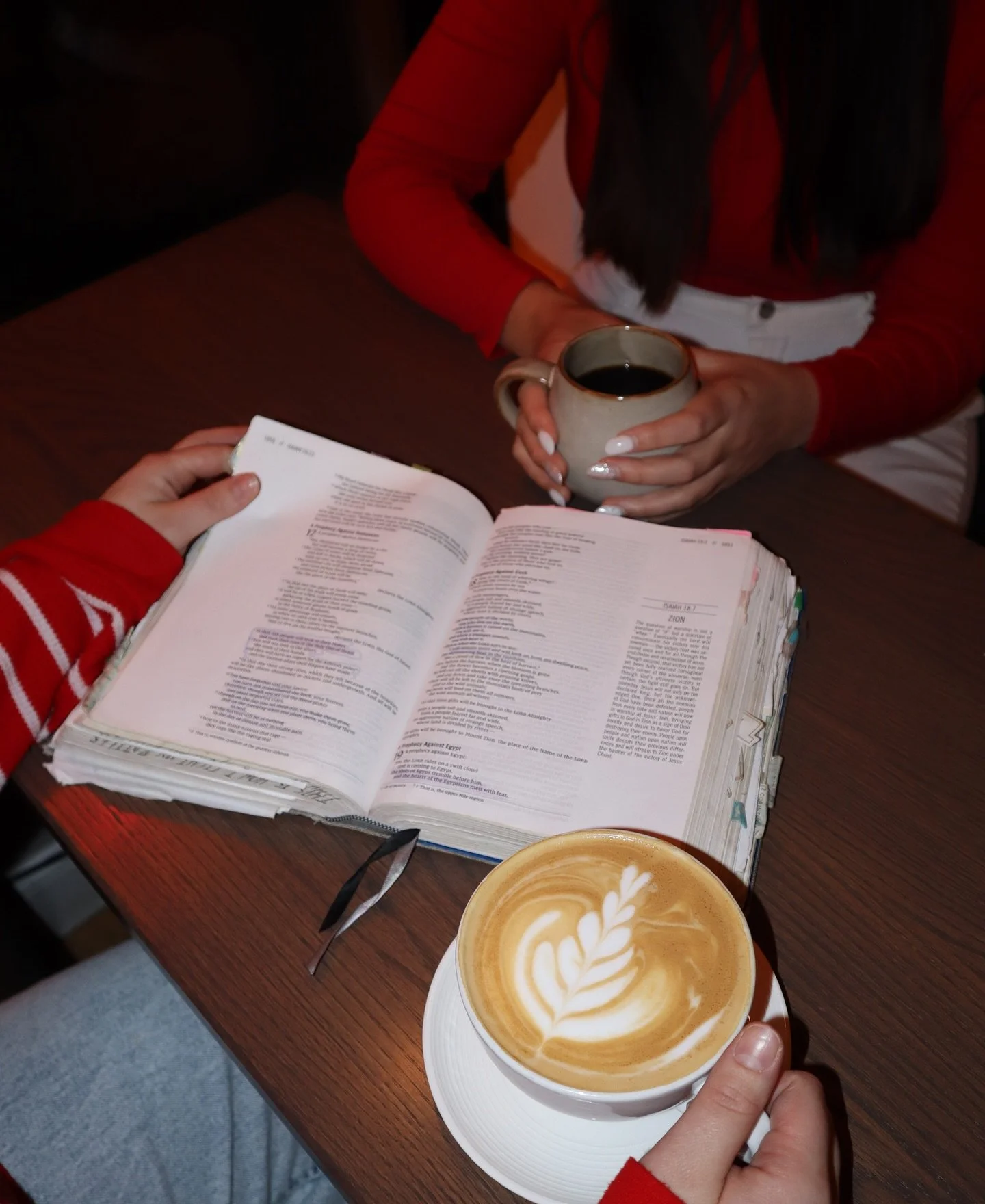 Need a cozy place to meet up with a friend, enjoy some coffee or get lost in a book? We&rsquo;ve got just the space for you at Gingerhouse Coffee☕️📖