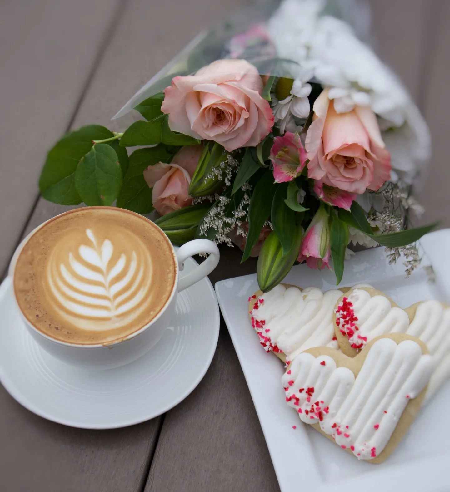 Need a last minute Valentine&rsquo;s gift? We got the perfect gift combo- &ldquo;coffee &amp; flowers&rdquo; plus a little sweet treat heart cookie from @bethanylingsbakedgoods 💕

#sugarcookie #valentines #coffee #coffeeandflowers