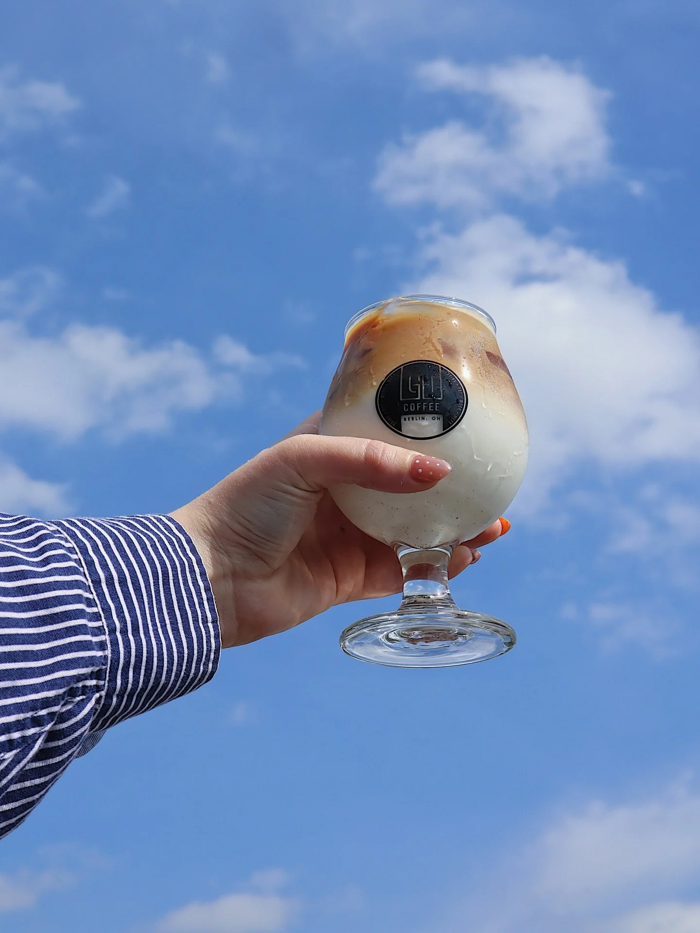 Happy Friday! 
Start your weekend off right with a coffee in hand ☀️☁️